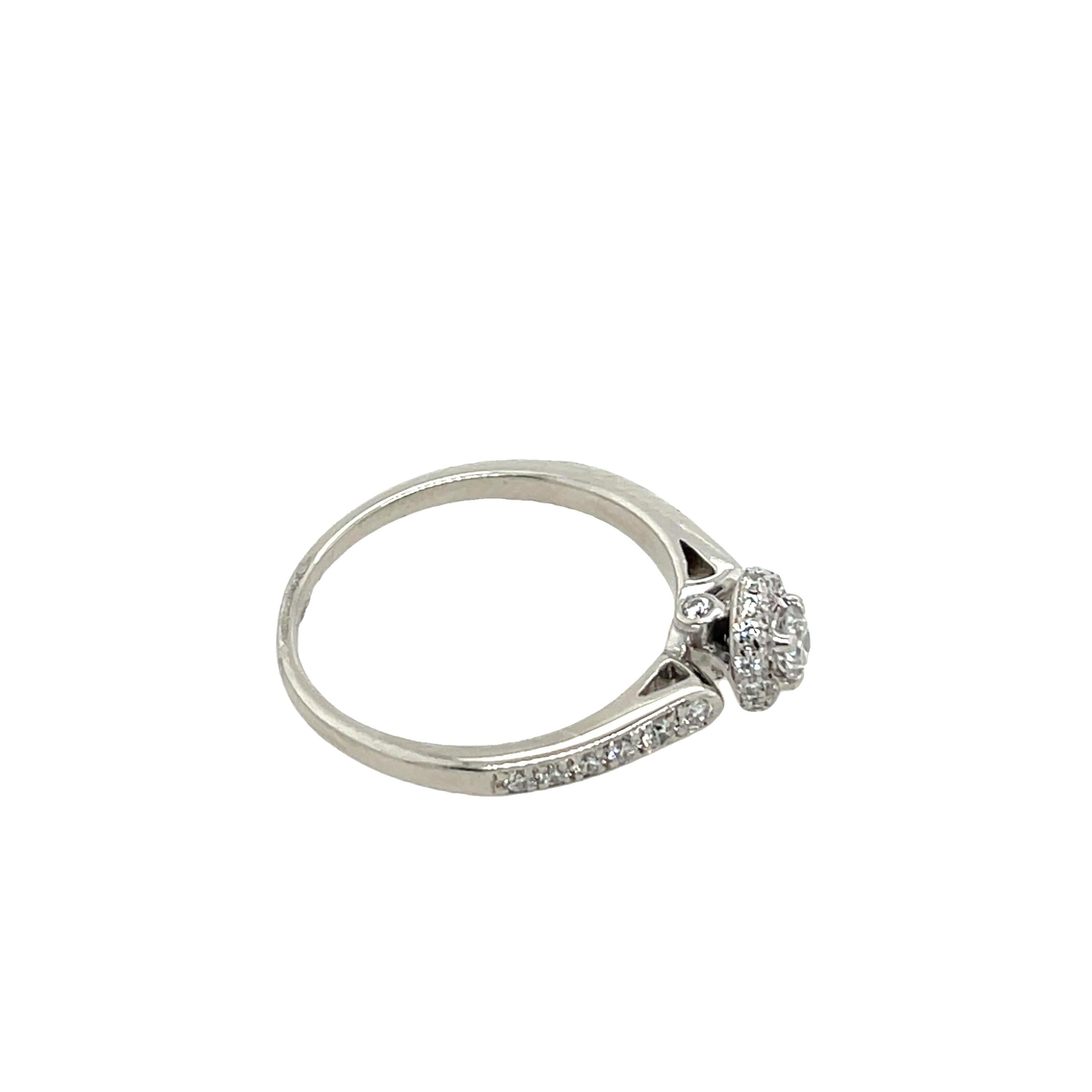 Un anello a grappolo di diamanti in platino senza tempo, 
con 0,50 carati di diamanti naturali in una composizione scintillante. Il design a grappolo aumenta la brillantezza, 
creando un effetto abbagliante che irradia eleganza e raffinatezza.

Peso