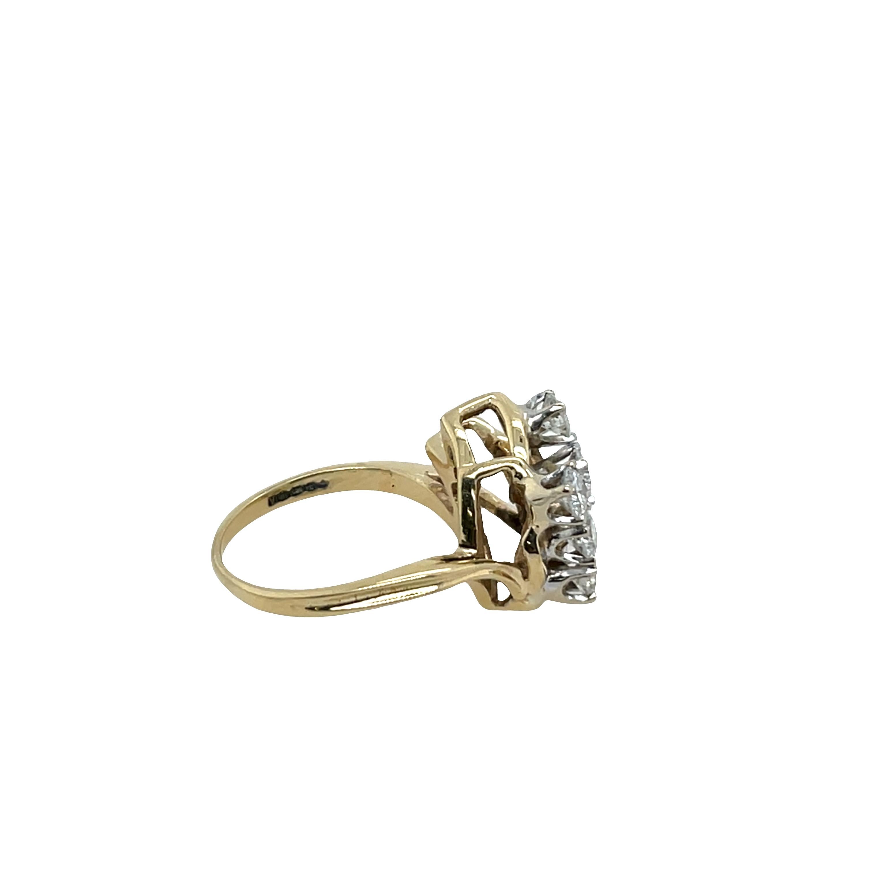 Ein wunderschön gearbeiteter Diamant-Cluster-Ring, gefasst in 18 Karat Gelb- und Weißgold, 
mit 0,60ct natürlichen Diamanten in einer Cluster-Fassung. 
Gesamtgewicht der Diamanten: 0,60ct
Farbe des Diamanten: H-I
Diamant Reinheit: SI1-2
Breite des