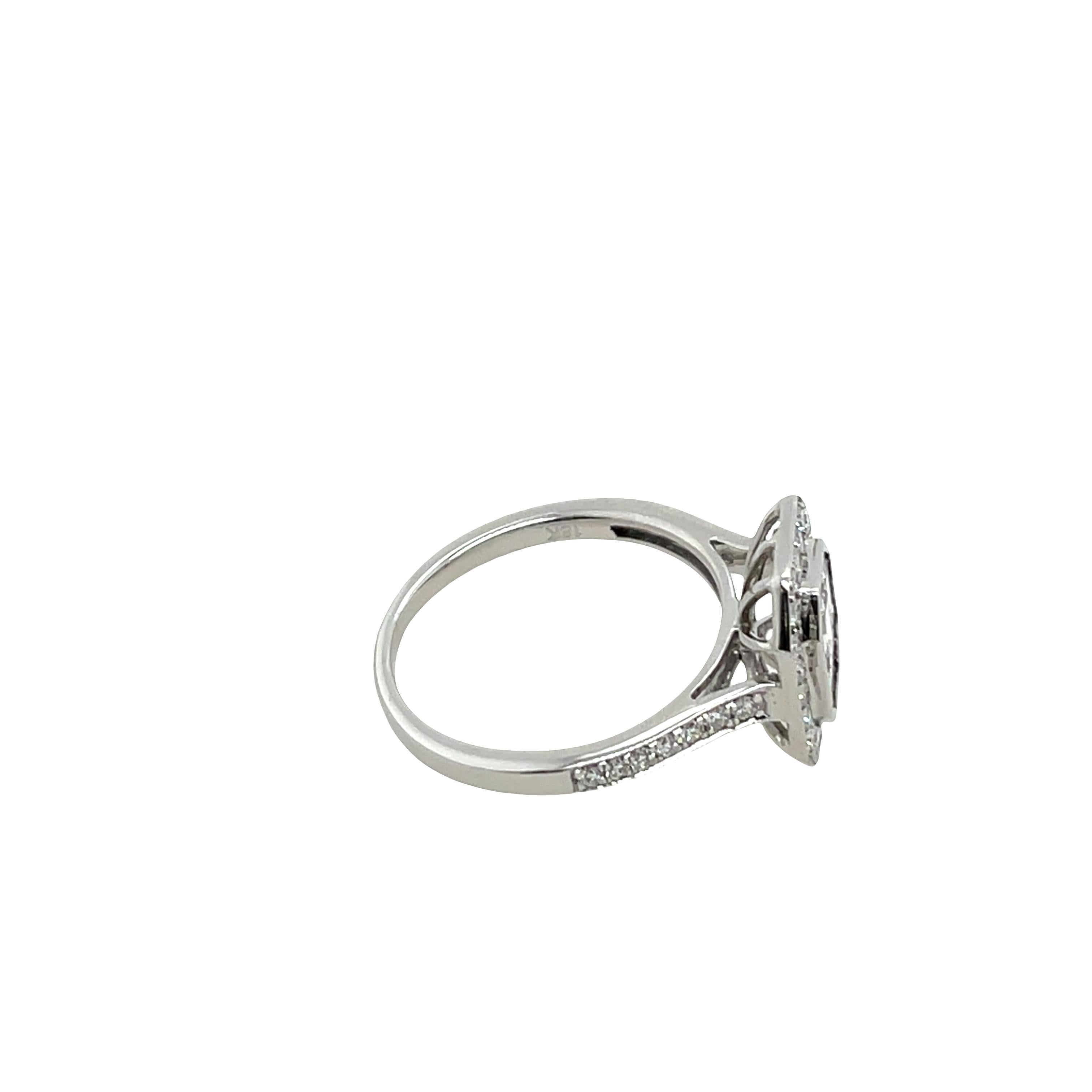 Bague à grappes de diamants magnifiquement travaillée, 
en or blanc 18ct, Whiting 1,07ct de diamants ronds et baguettes naturels disposés en grappe.

Poids total des diamants : 1,07ct
Couleur du diamant : G-H
Clarté du diamant : SI1
Largeur de la