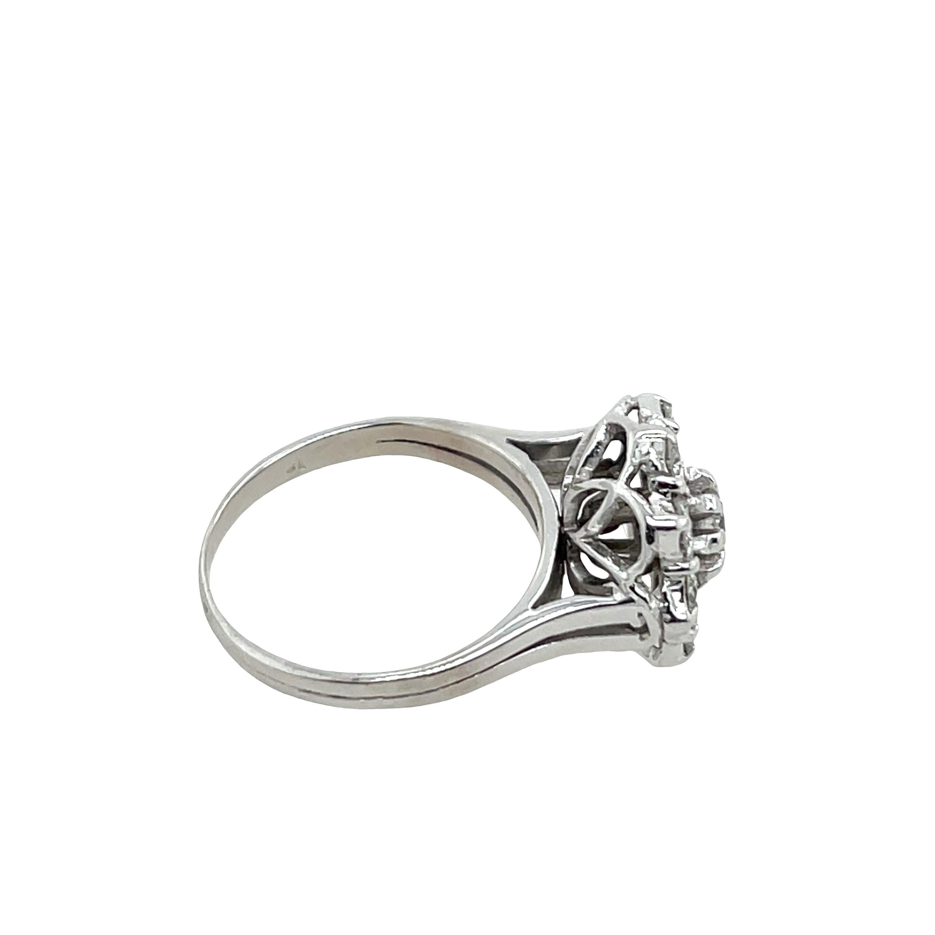 Anillo de racimo de diamantes de bella factura, engastado en oro blanco de 18 ct, 
con 1,45 ct de diamantes naturales de talla brillante redondos dispuestos en un engaste de racimo. 
Peso total del diamante: 1,45 ct
Color del diamante: G-H
Claridad