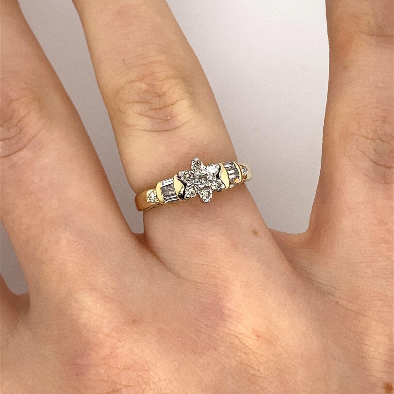 Diamond Cluster Ring Set with 3 Diamond Baguettes Shoulders in 14ct Yellow Gold In Good Condition For Sale In London, GB