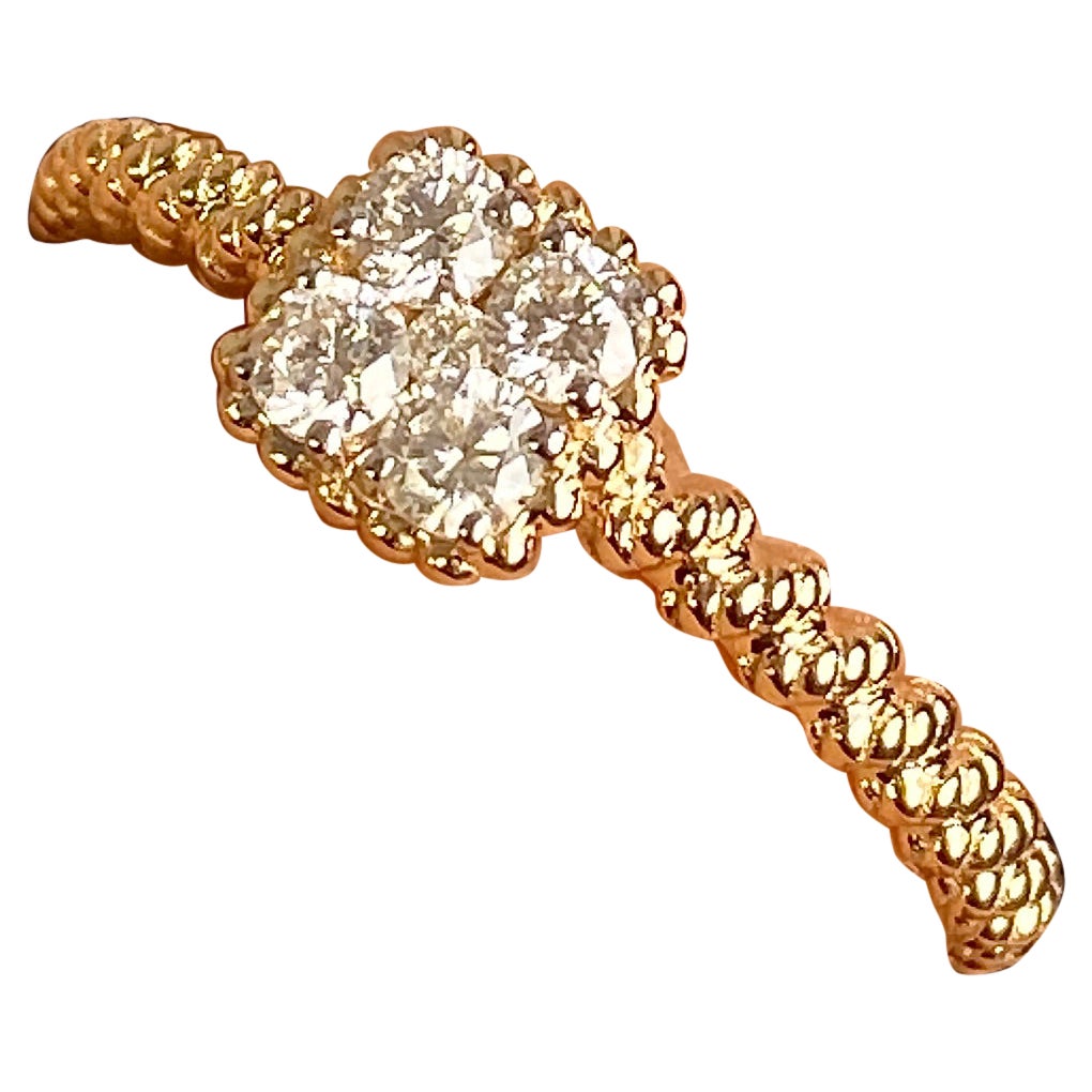 Quadratischer Dimond-Ring! Ein Cluster von runden Diamanten zusammen, ein gedrehter Seilschaft, und ein schöner Geschmack dieser Ring ist ein wunderbares Stück Arbeit! Mit 4 Diamanten in der Mitte und 1 kleinen Diamanten in der Mitte der 4 großen