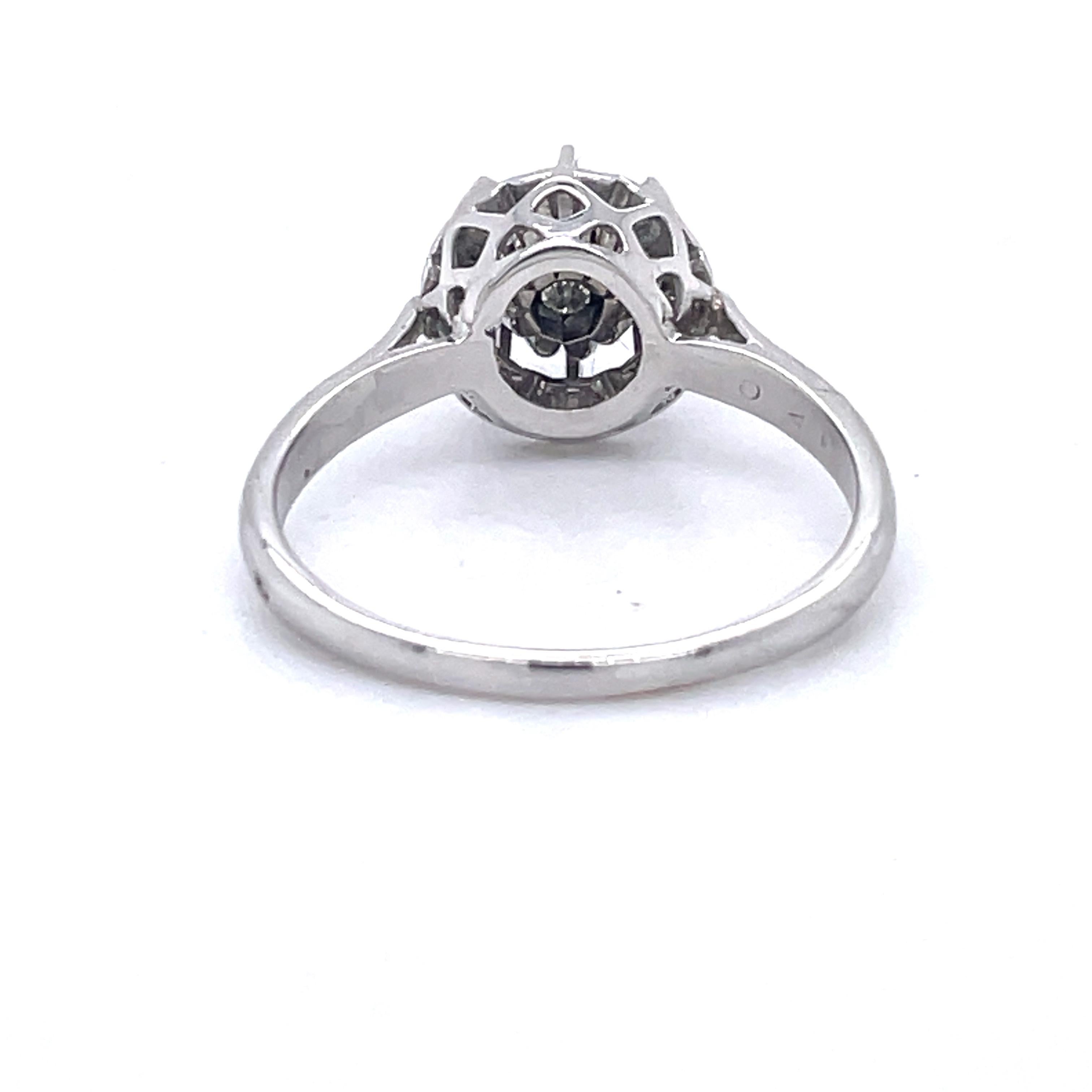 Women's Diamond Cluster Ring, White gold 18K, 0.2ct Diamonds, Reflector Detailed Ring For Sale
