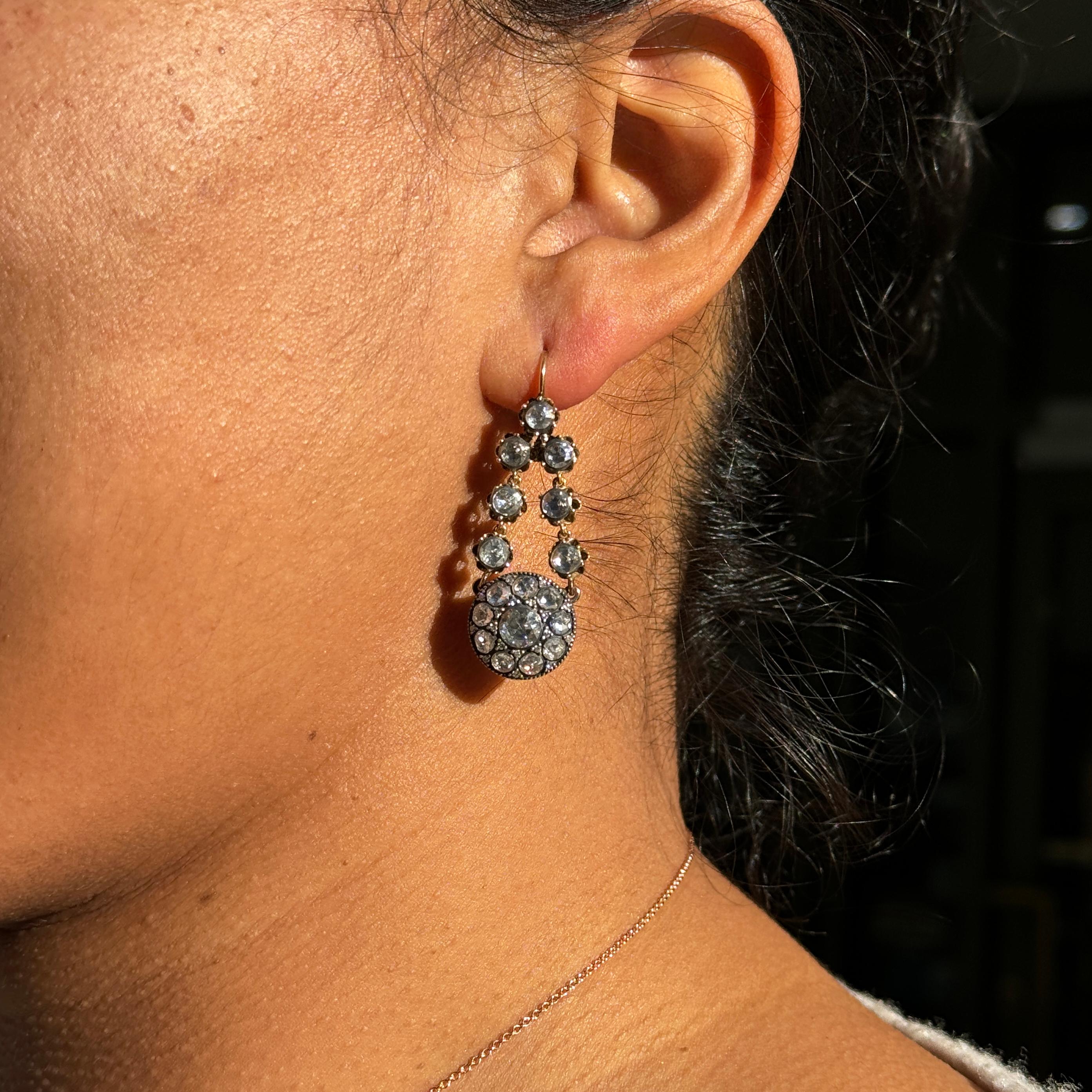 Pendientes de gota estilo victoriano con racimo de diamantes de plata sobre oro de 14 quilates Victoriano en venta