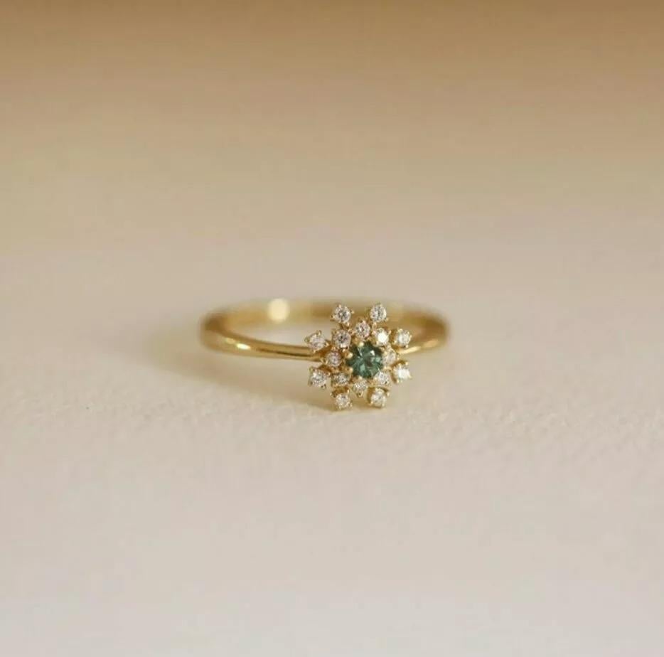 Anello nuziale con diamante Anello con cluster di diamanti Tsavorite Cluster di diamanti Fiocco di neve
Leggero, può essere indossato tutti i giorni

Informazioni aggiuntive:
Condit: Nuovo senza etichette: Un articolo nuovo di zecca, non usato e non