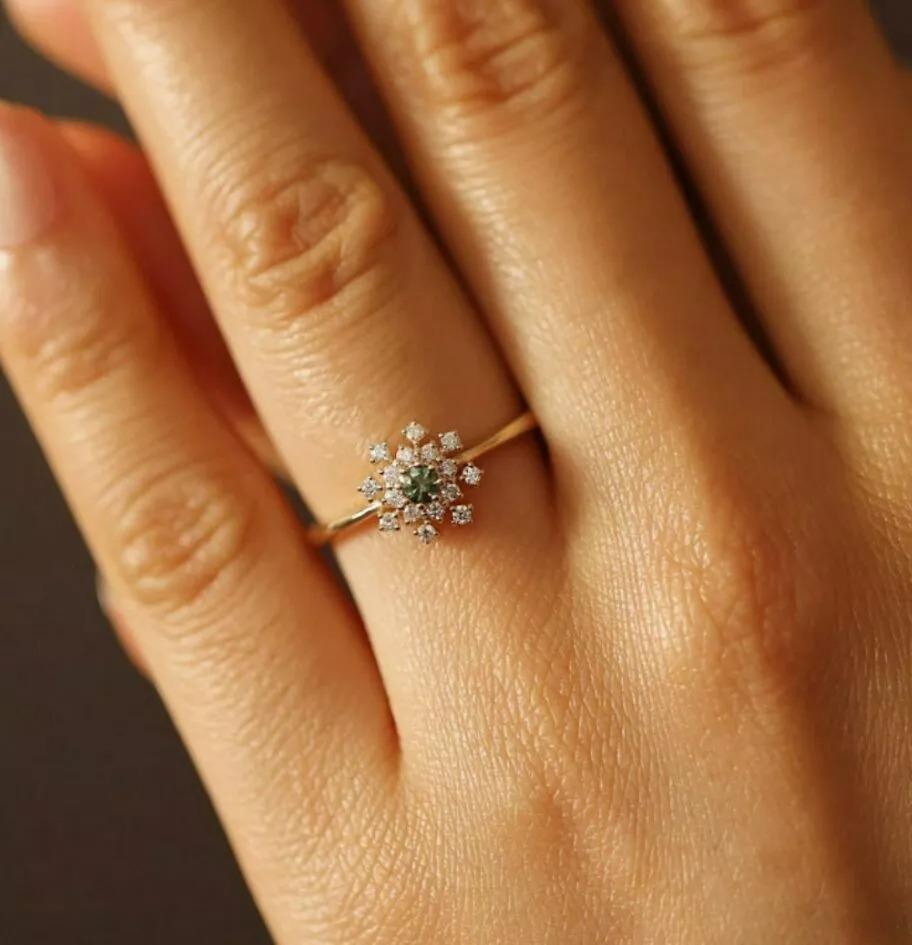 Anello con fiocco di neve a grappolo di diamanti Tsavorite In condizioni Nuovo in vendita a Chicago, IL