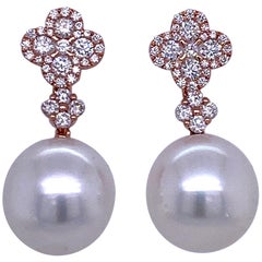 Boucles d'oreilles en goutte en or rose 18 carats avec diamants et perles des mers du Sud en grappe de 0,77 carat