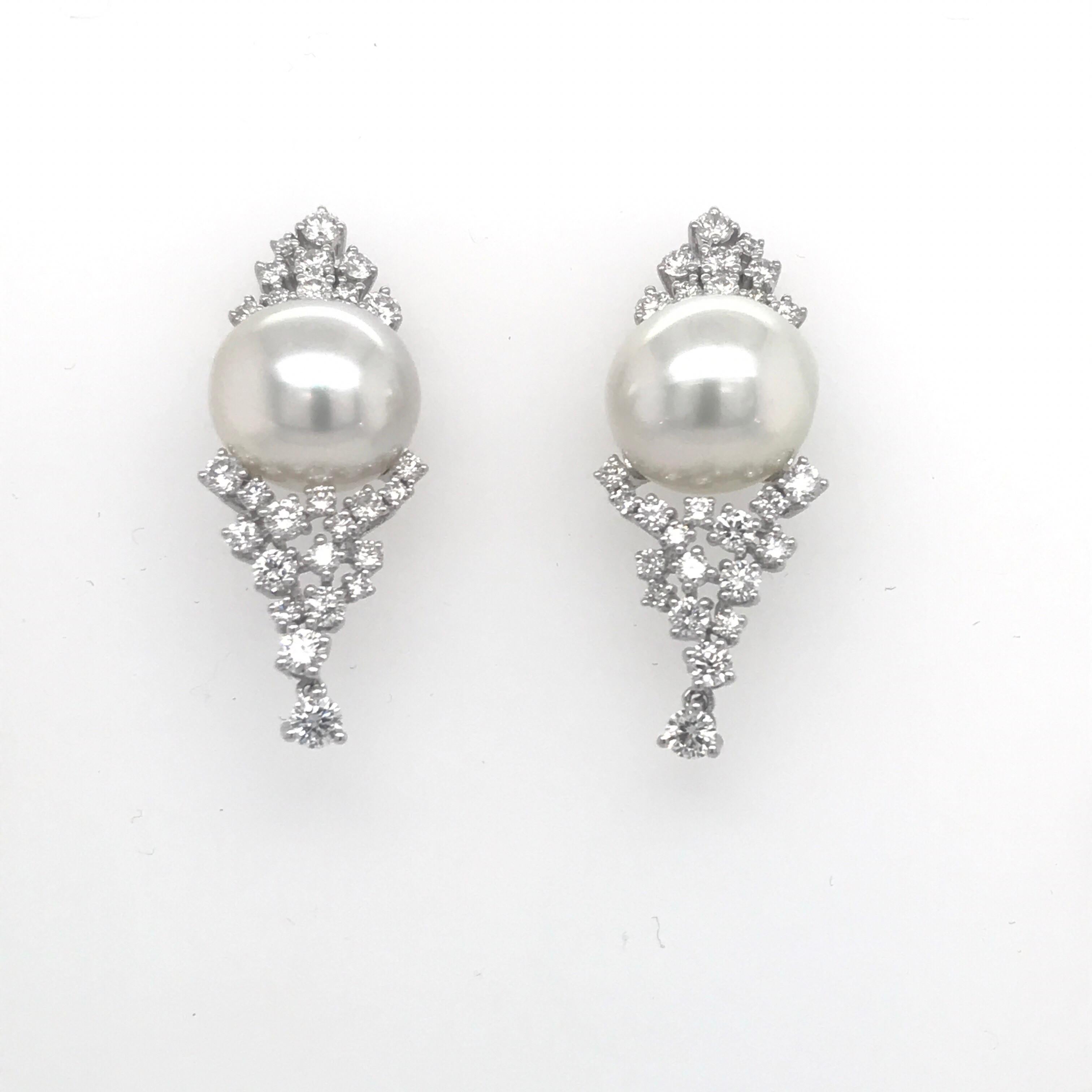 Elegant pair of 18K white gold drop earrings featuring 56 round brilliants weighing 2.56 carats and two South Sea pearls measuring 12-13 mm.
Color G-H
Clarity SI

