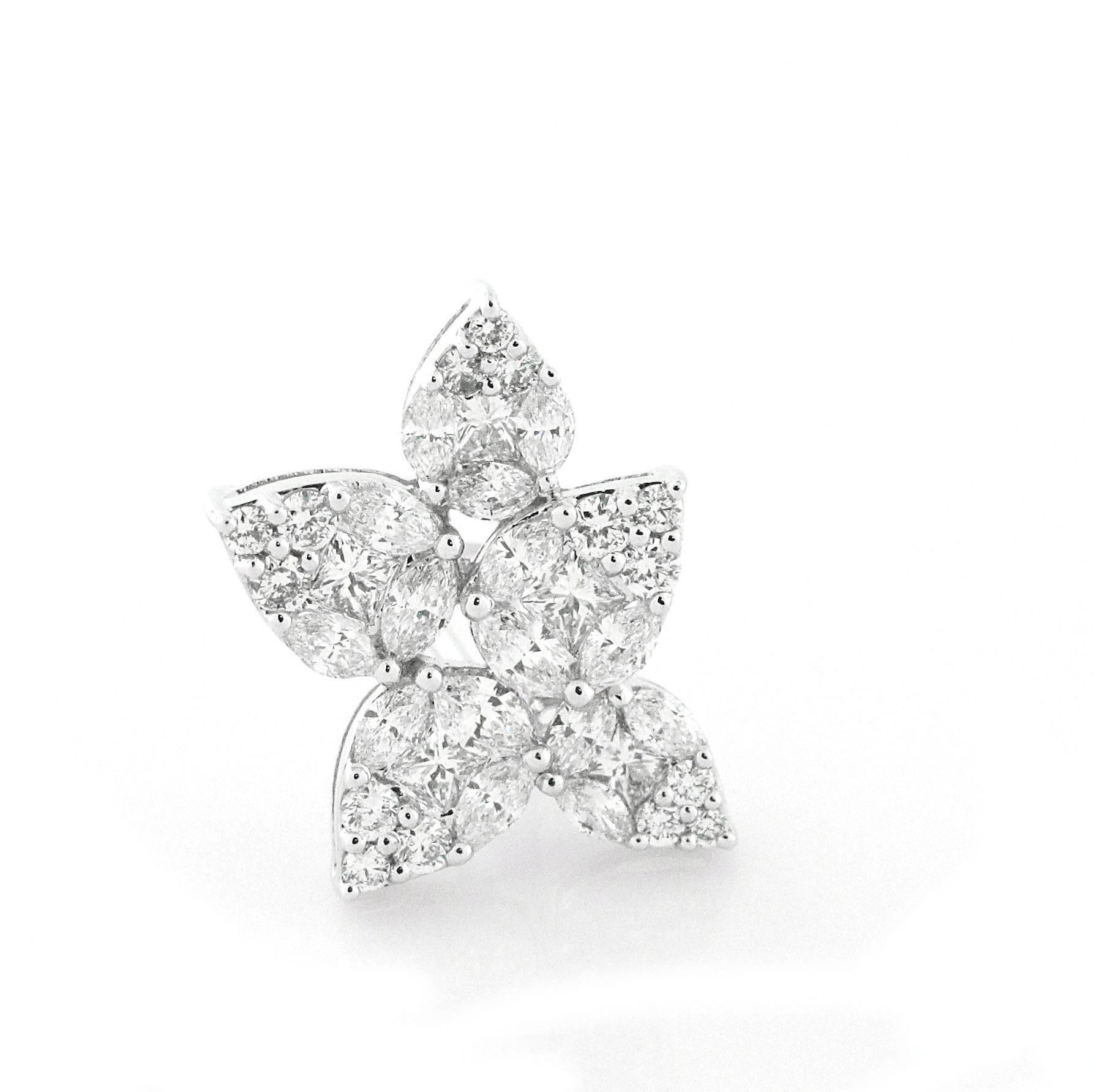 Ähnlich wie das kultige Harry Winston-Cluster-Design sind diese Ohrringe mit marquise und runden Diamanten besetzt, die die Illusion eines größeren birnenförmigen Diamanten erzeugen.  Das Gesamtgewicht wird auf 4 Karat geschätzt.  aus strahlend