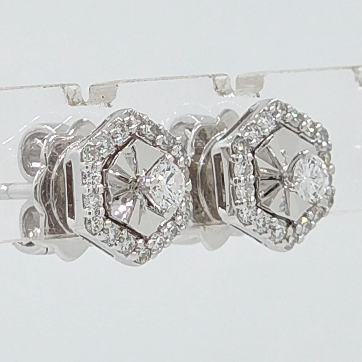 Diamond Cluster Stud Earrings in 14 Karat White Gold In New Condition For Sale In Hong Kong, HK