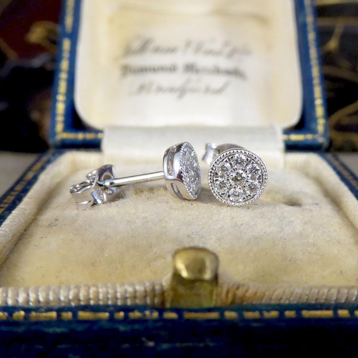 Diamant-Cluster-Ohrstecker aus 9 Karat Weißgold mit kreisförmiger Maserung 4