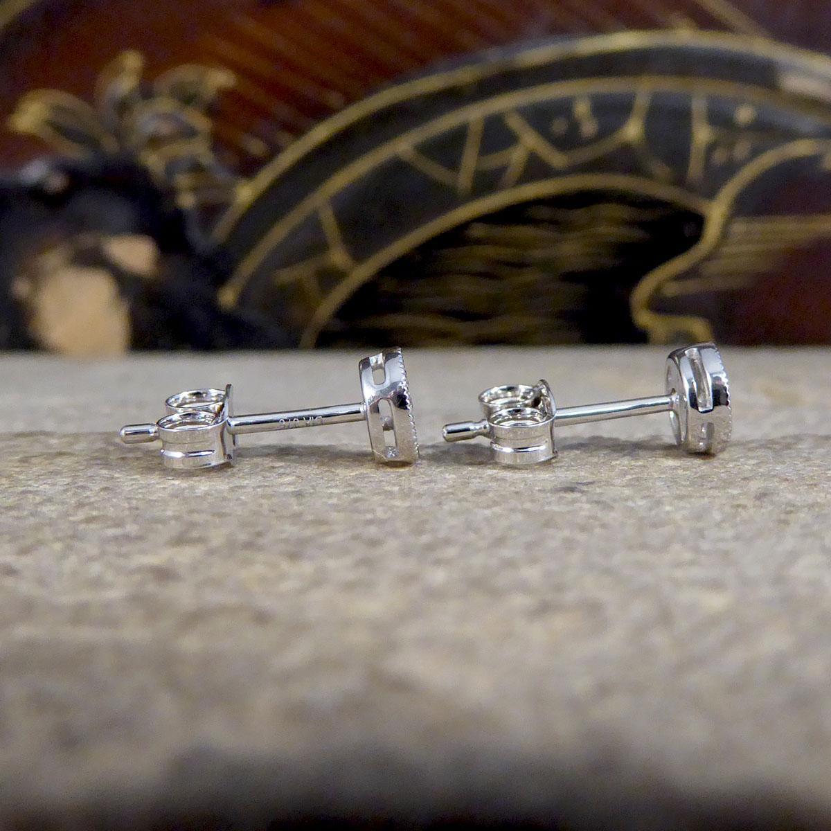 Diamant-Cluster-Ohrstecker aus 9 Karat Weißgold mit kreisförmiger Maserung (Edwardian)