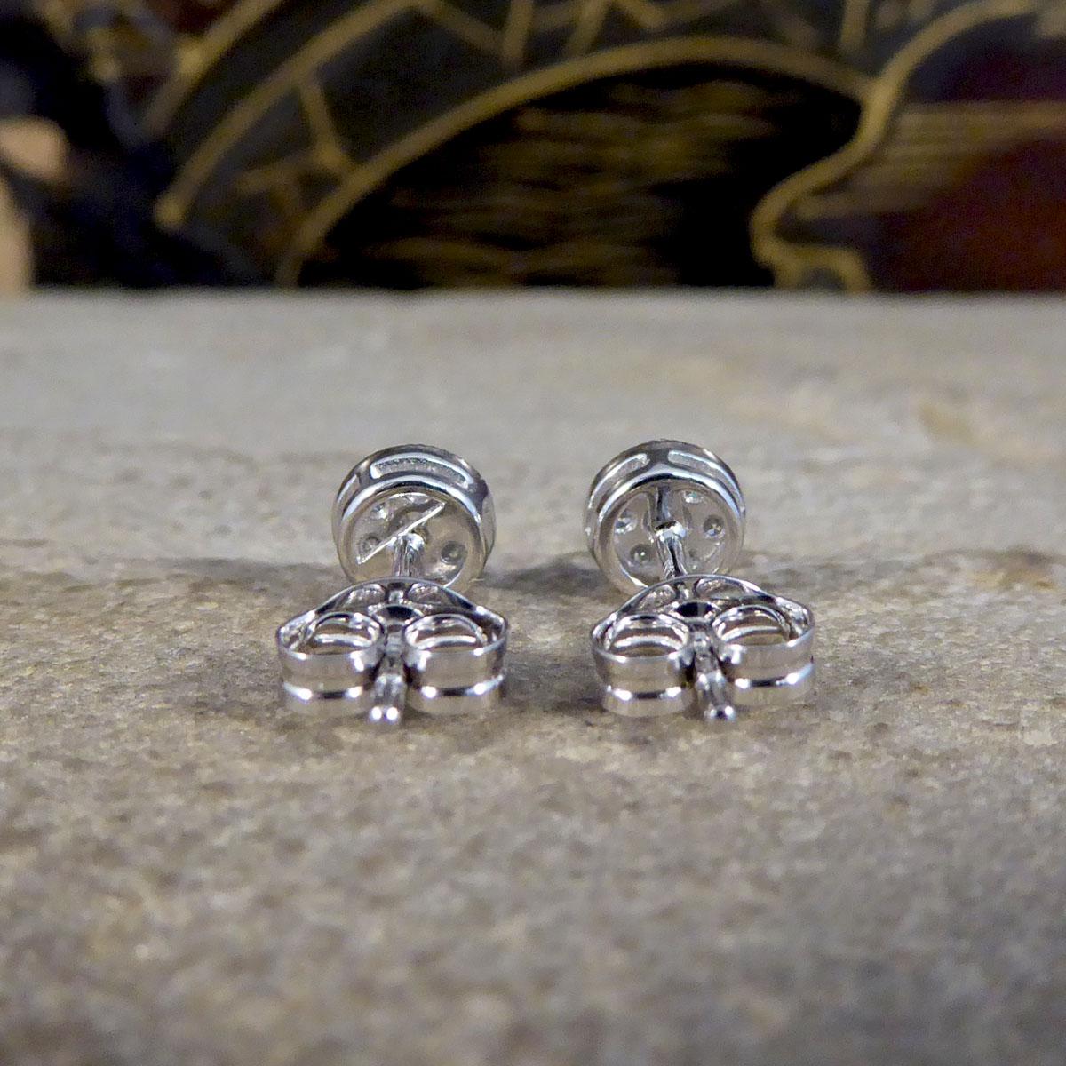 Diamant-Cluster-Ohrstecker aus 9 Karat Weißgold mit kreisförmiger Maserung (Rundschliff)