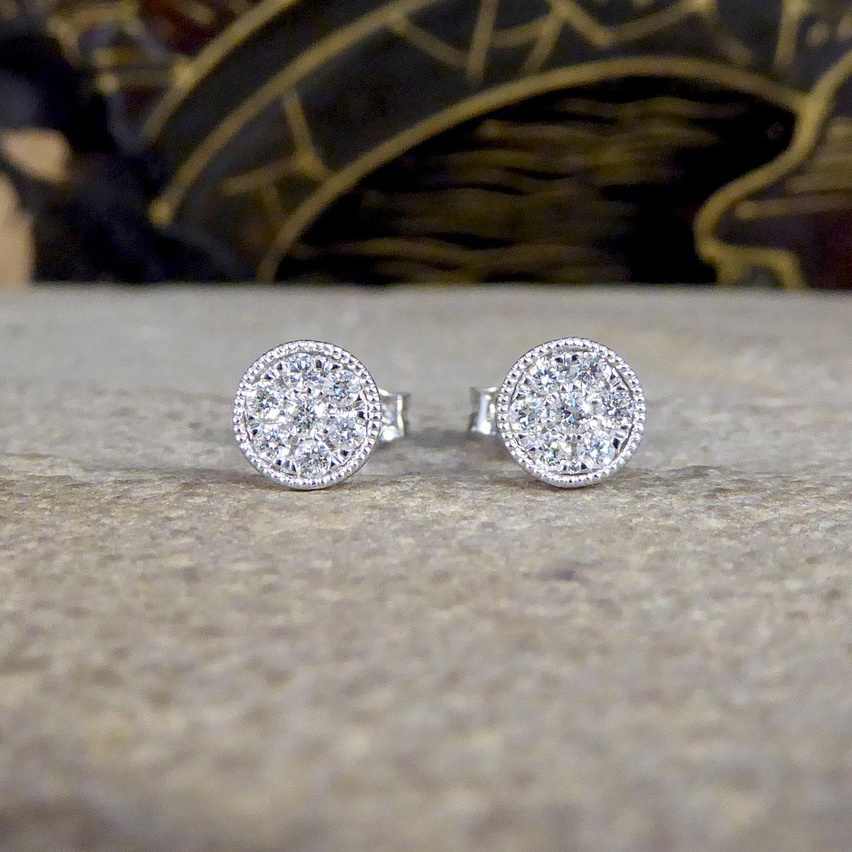 Diamant-Cluster-Ohrstecker aus 9 Karat Weißgold mit kreisförmiger Maserung für Damen oder Herren