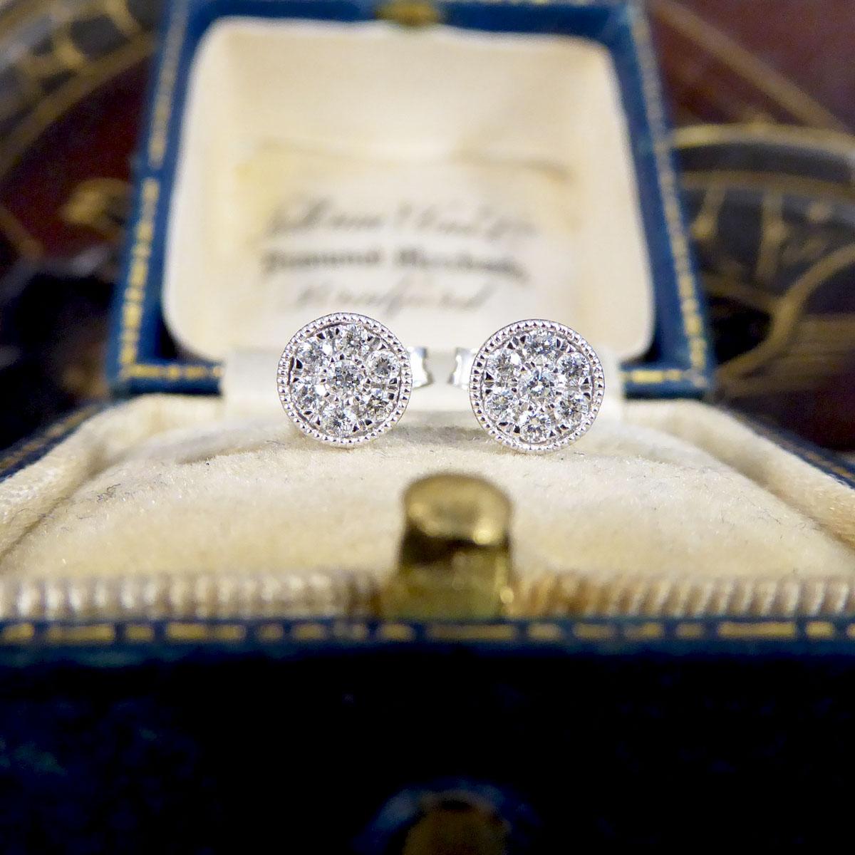 Diamant-Cluster-Ohrstecker aus 9 Karat Weißgold mit kreisförmiger Maserung 3
