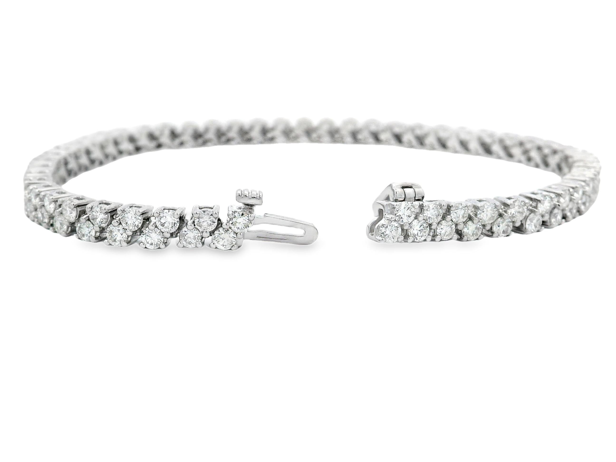 Pulsera de tenis con racimo de diamantes en oro blanco de 14 quilates 4,75 quilates en Nuevo estado para la venta en New York, NY