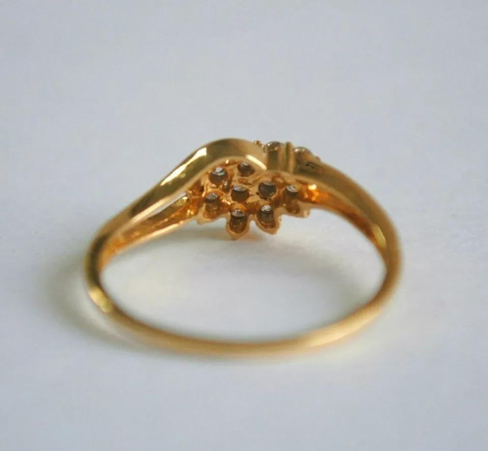 Taglio rotondo Anello da sposa a onda con cluster di diamanti in oro 14k in vendita