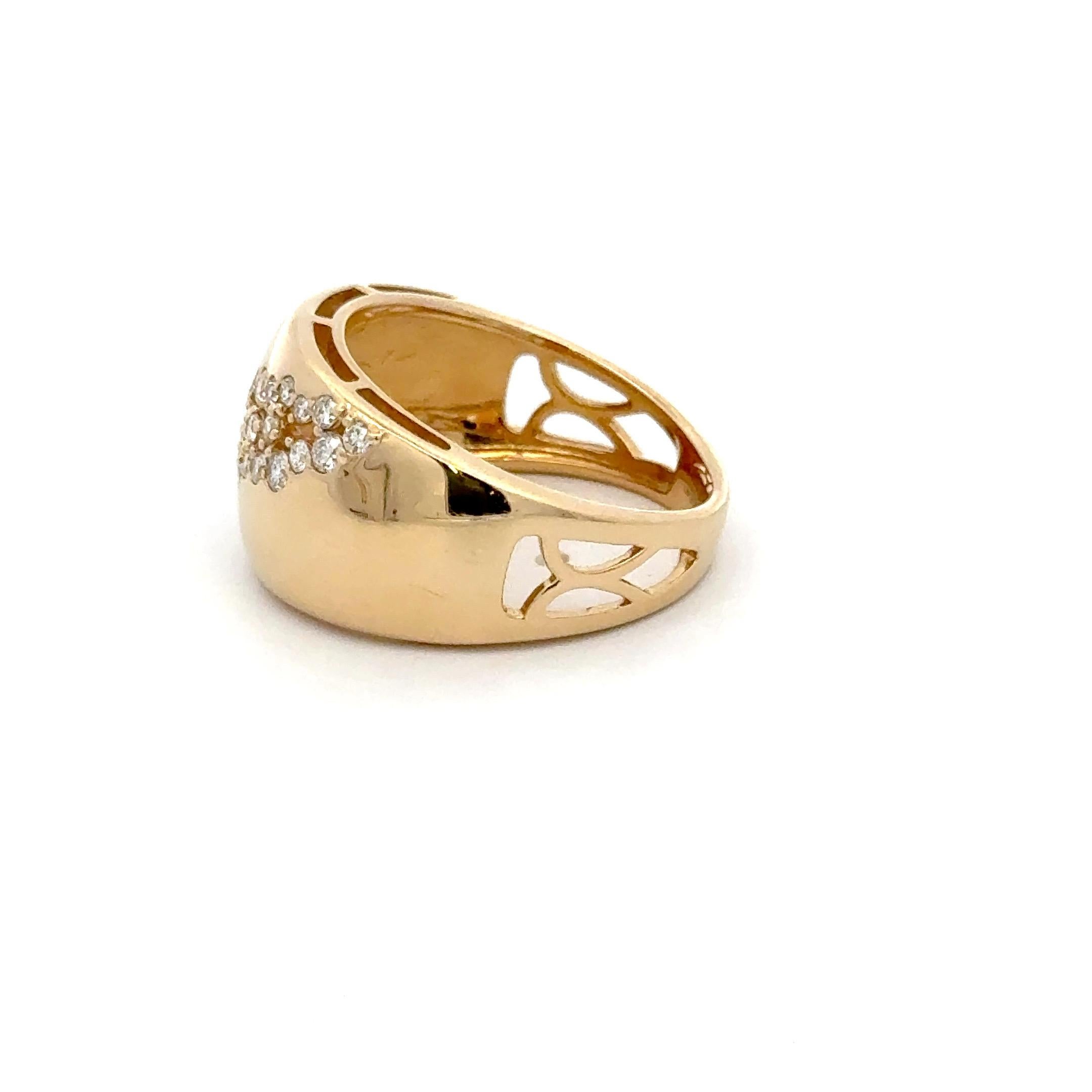 Realizzato in ricco oro giallo 14k, questo sorprendente anello a fascia presenta un brillante gruppo diagonale di 33 diamanti a taglio rotondo per un totale di circa 0,54 carati. I diamanti hanno un colore G e una purezza SI e offrono un elegante