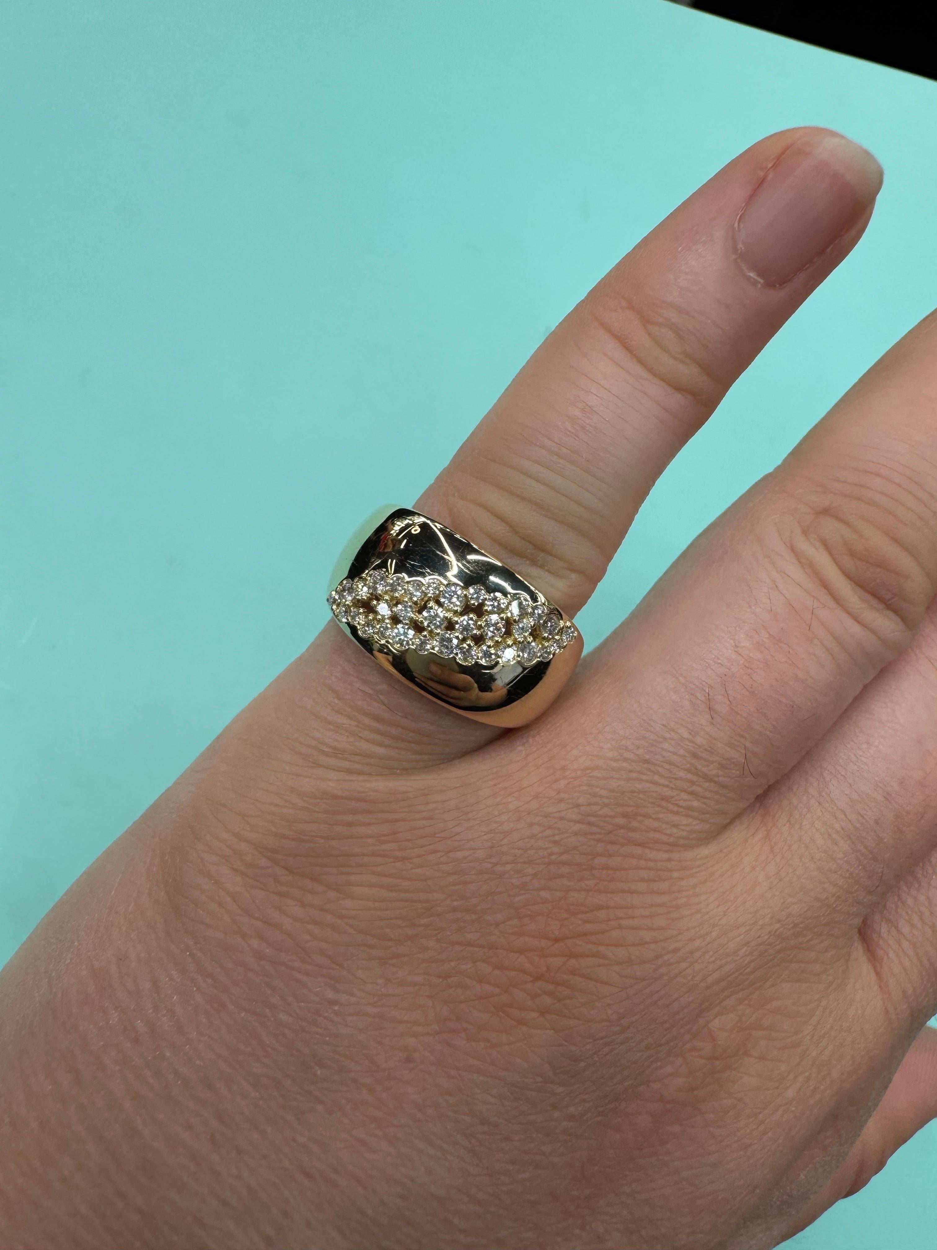 Anello a fascia larga con cluster di diamanti da 0,54 carati in oro giallo 14 carati da 5,6 grammi In condizioni Nuovo in vendita a New York, NY