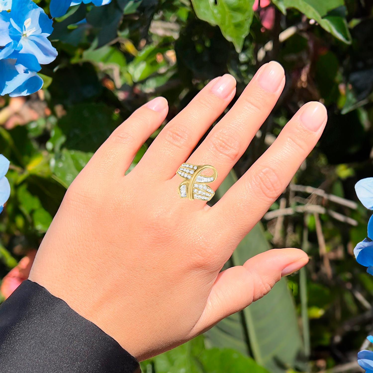 Women's or Men's Diamond Cocktail Bypass Ring Baguette and Round Cut 1.32 Carats 14K Yellow Gold For Sale