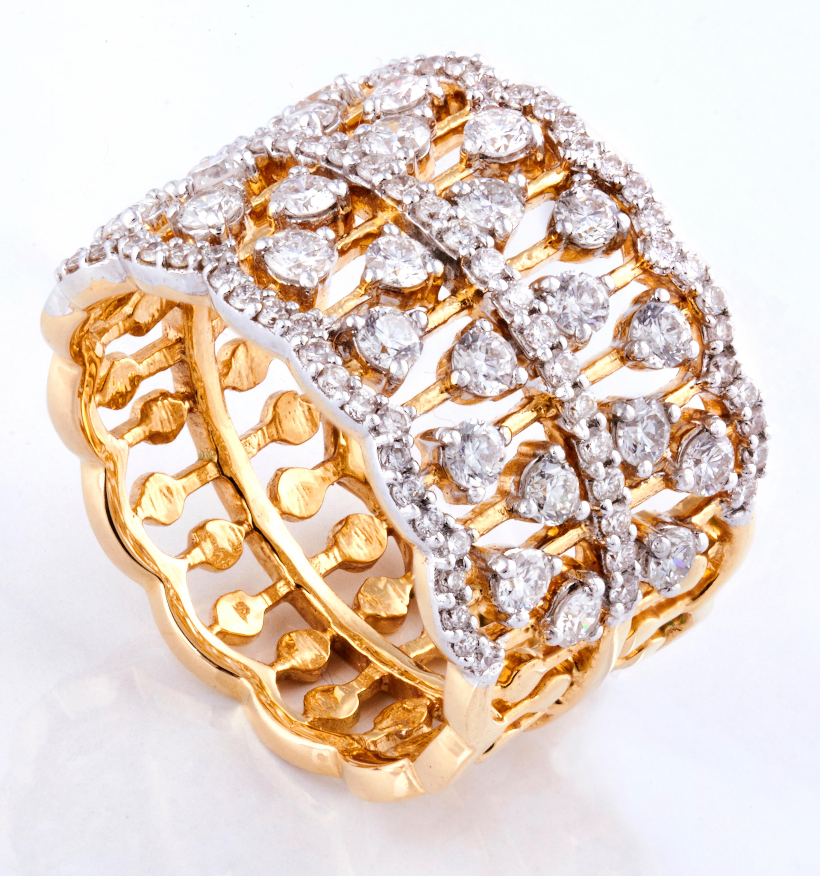 Round Cut Diamond Cocktail Fashion Ring Set in 18 Karat Yellow Gold 'VS/G Diamonds' For Sale
