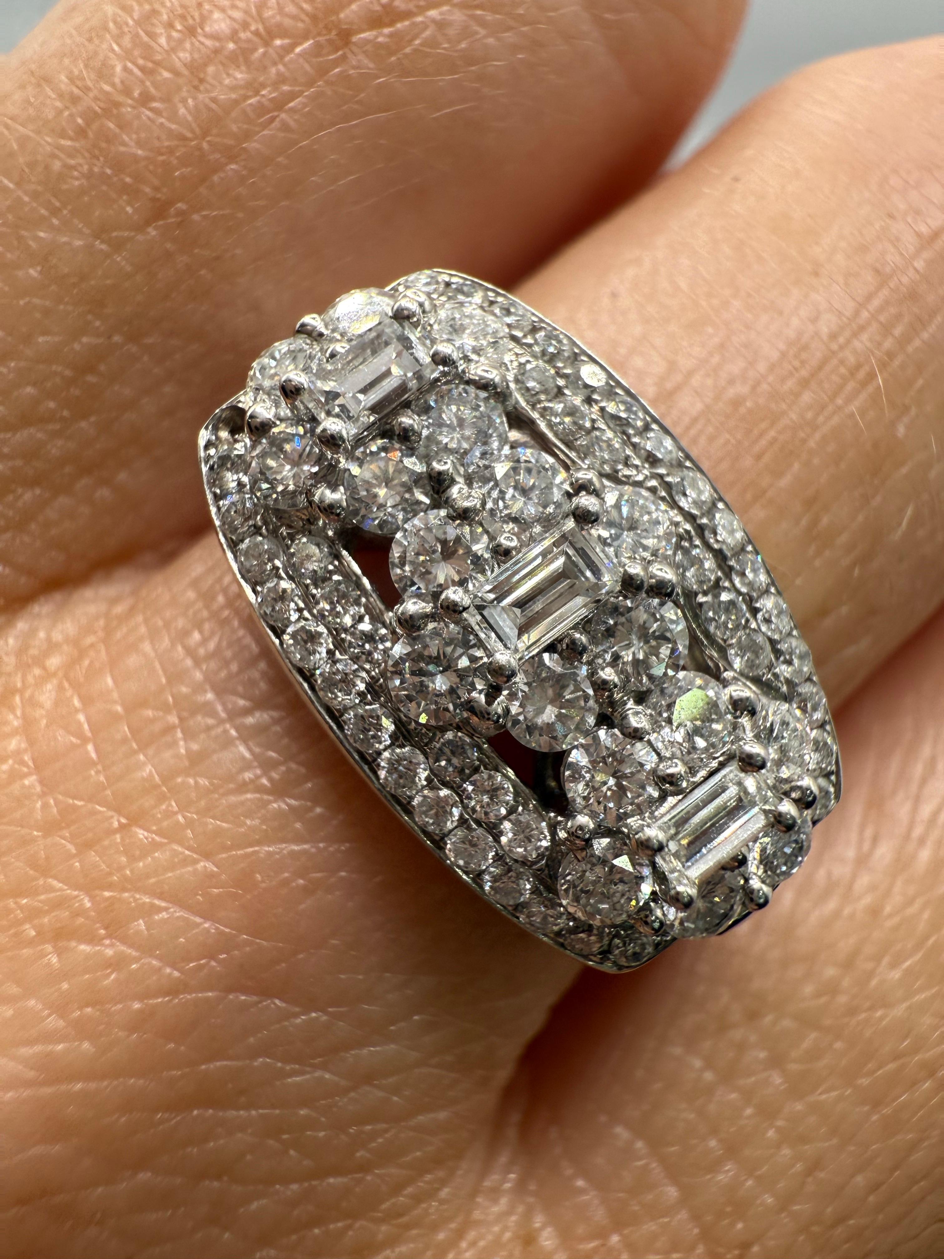 Anillo floral de cóctel realizado en oro de 18 quilates con 1,40 quilates de diamantes de claridad VS-SI y color F-G.

**Todos los artículos salen de nuestras instalaciones con un certificado a nombre del comprador, ¡política de empresa! Esto