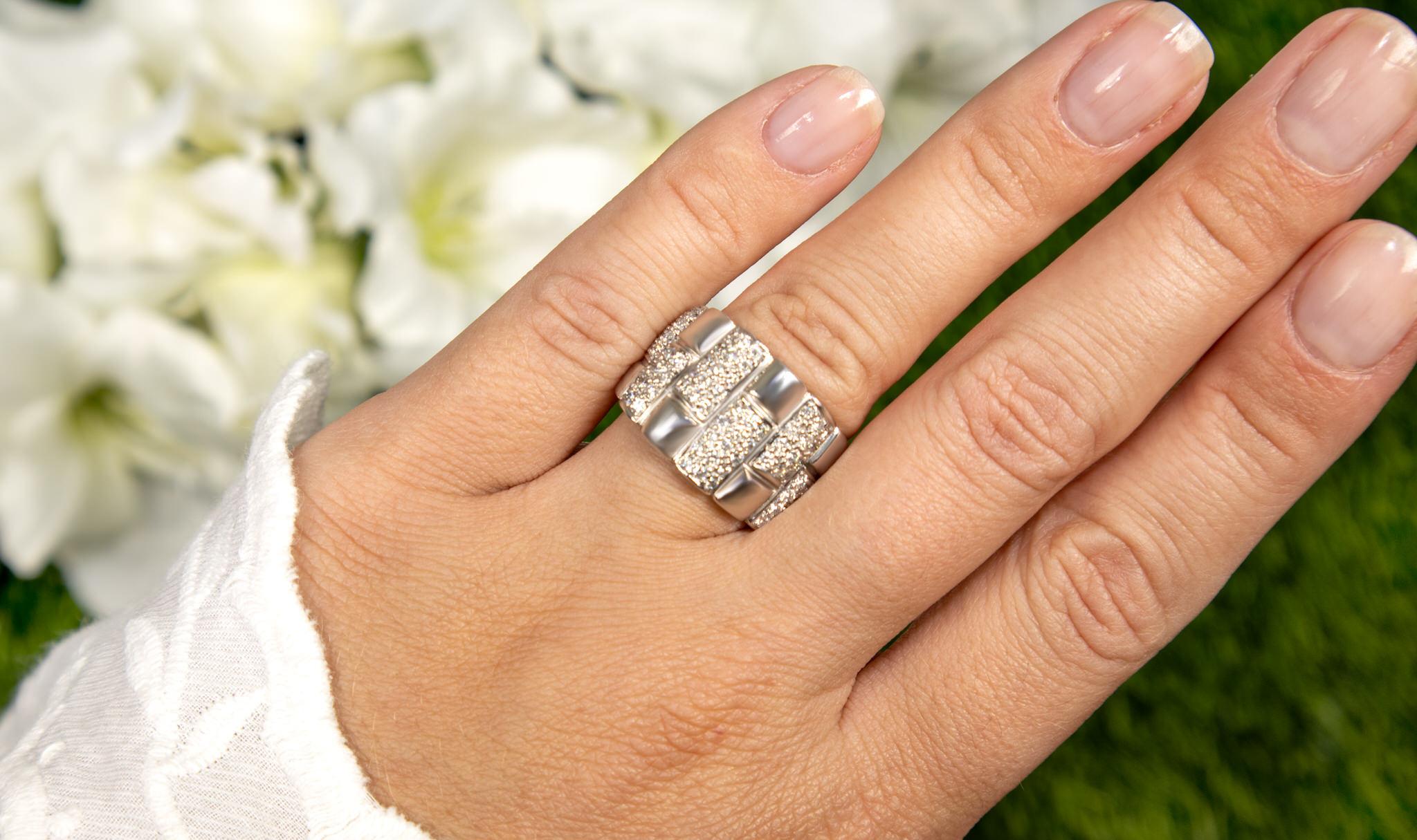 Es kommt mit dem Gemmologischen Gutachten von GIA GG/AJP
Alle Edelsteine sind natürlich
Diamanten = 2 Karat
Schnitt: Rund
Metall: 18K Weißgold
Ringgröße: 7* US
*Die Größe kann kostenlos geändert werden.