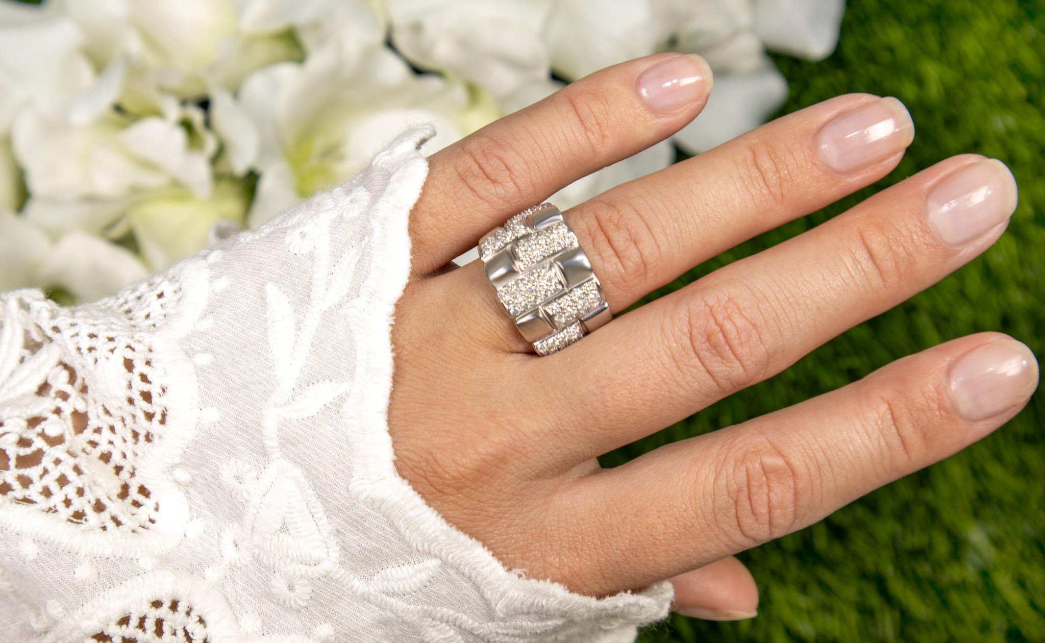 Diamant-Cocktailring mit 2 Karat insgesamt 18K Weißgold (Rundschliff) im Angebot