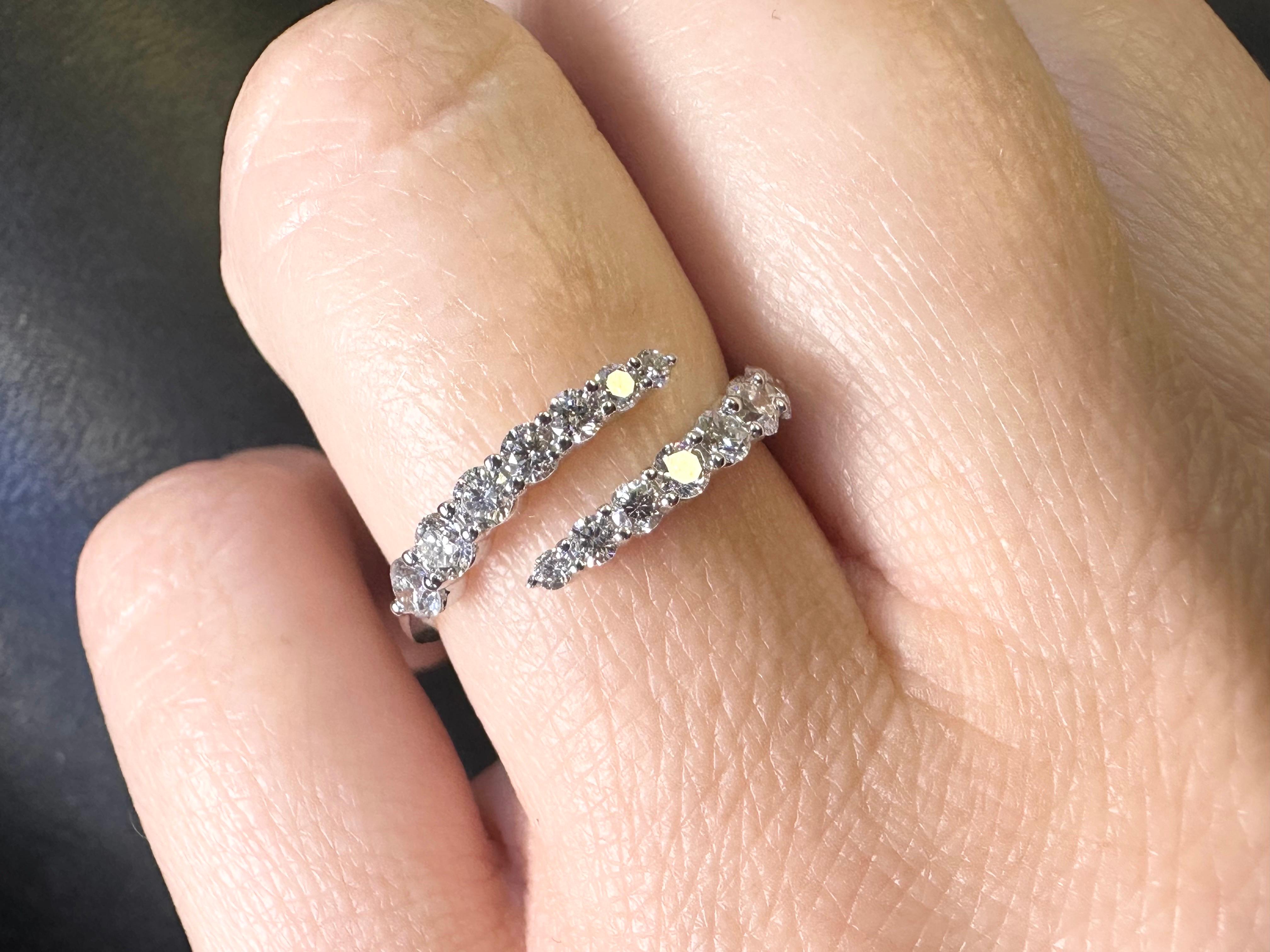 Bague moderne en or blanc 18KT avec des diamants de qualité supérieure, de pureté VVS et de couleur DEF ! Cette bague est une taille 6.5 mais peut être ajustée. Le certificat d'authenticité est fourni avec l'achat !


À PROPOS DE NOUS
Nous sommes