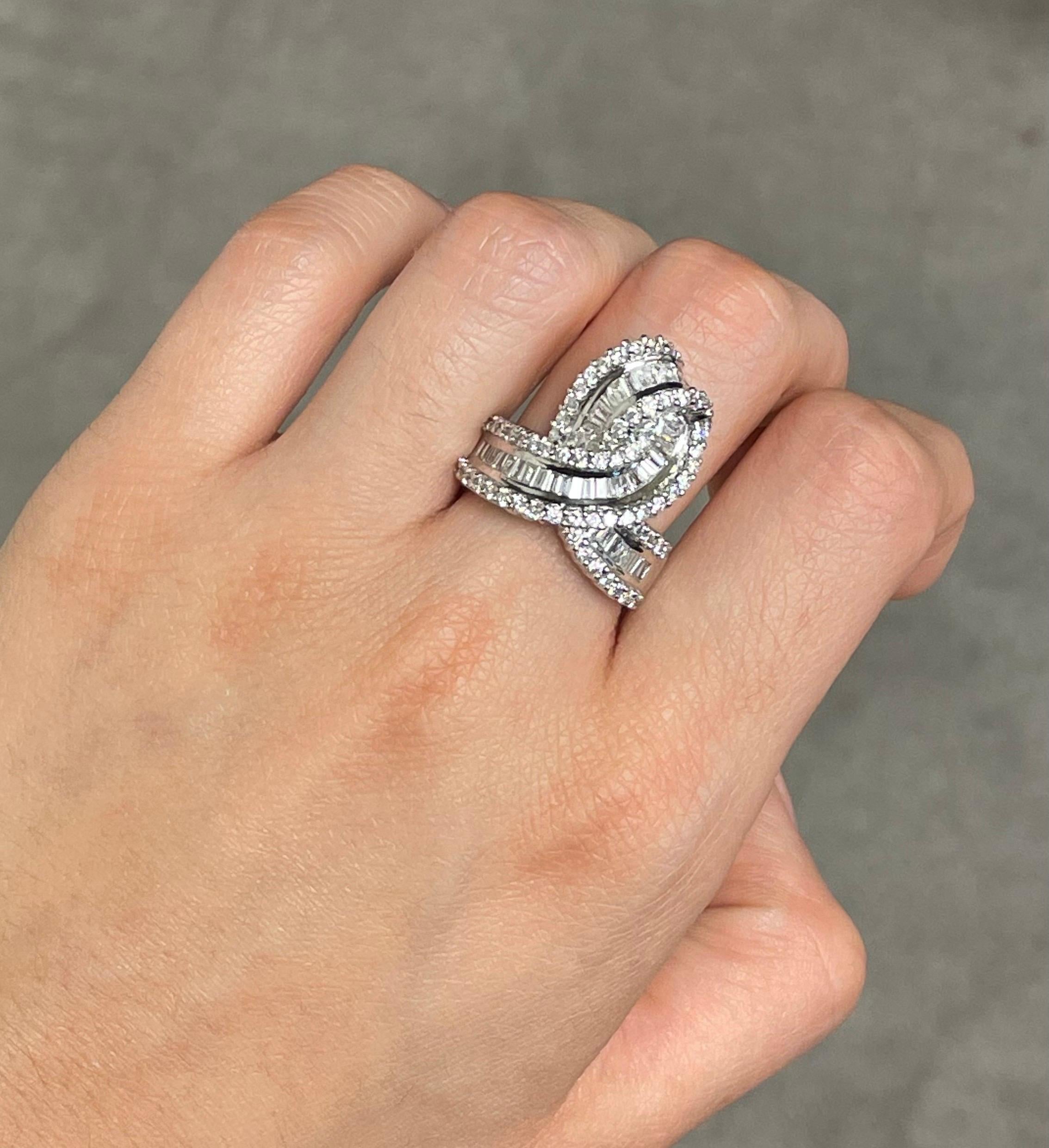Anello con diamante 

Anello in oro bianco con diamanti taglio rotondo e taglio baguette. 

Peso approssimativo dei diamanti: 2,19 carati 
Misura dell'anello: 7
Ridimensionabile gratuitamente
Tipo di metallo: Oro bianco 18 carati