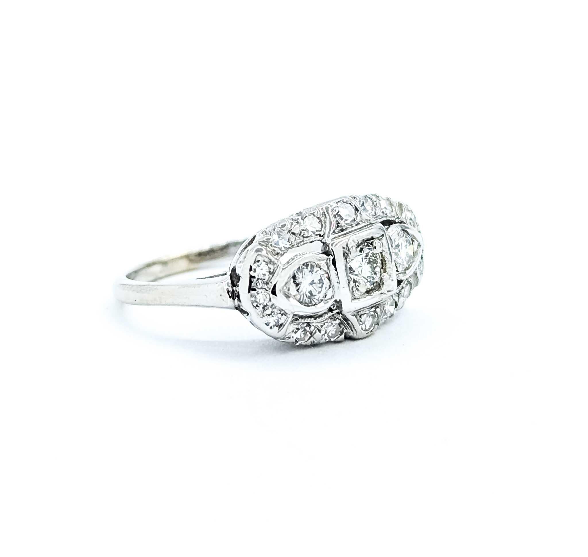 Diamant-Cocktailring aus 14k Weißgold

Dieser exquisite Cocktailring aus 14-karätigem Weißgold ist mit einer Reihe schillernder Diamanten besetzt. Der Ring weist ein Gesamtgewicht von 0,65 Karat auf, wobei jeder Stein in einer klassischen