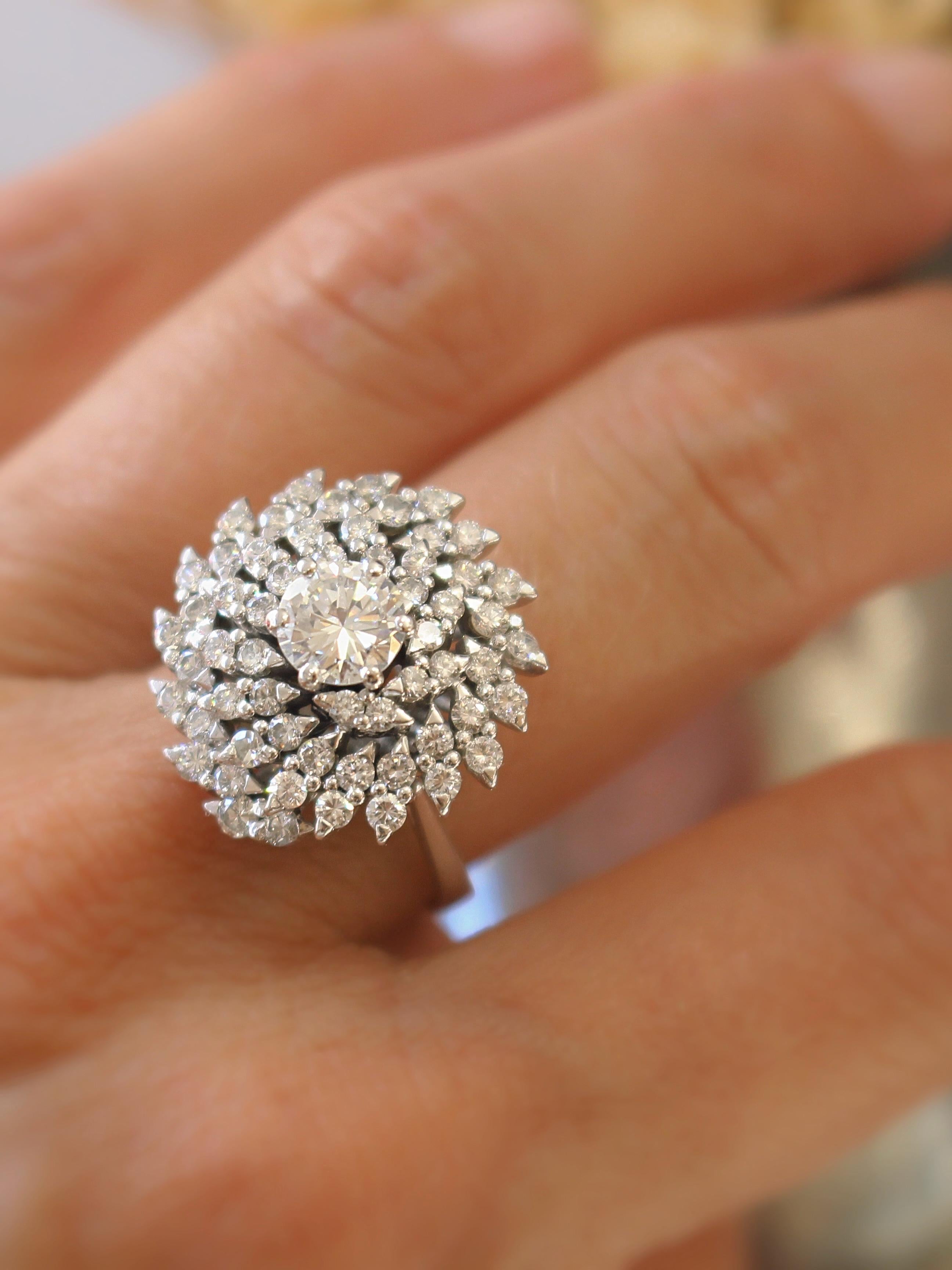 Anillo de cóctel de diamantes en oro blanco de 18 quilates - Circa 1970 Moderno en venta