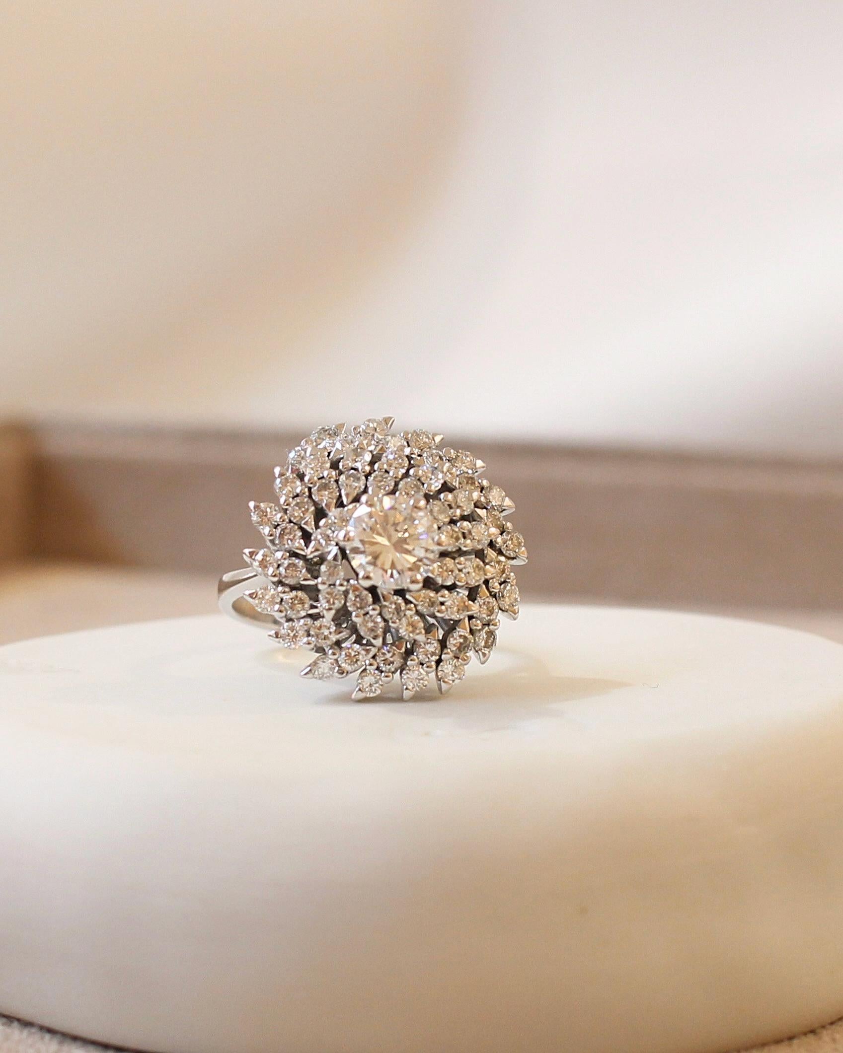 Anillo de cóctel de diamantes en oro blanco de 18 quilates - Circa 1970 en Excelente estado para la venta en BORDEAUX, FR