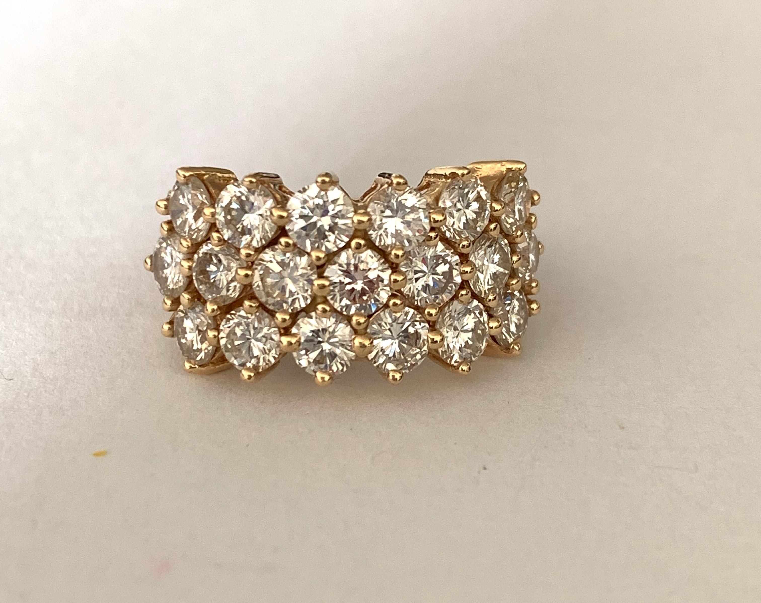 Une bague de cocktail magnifiquement fabriquée à la main et à porter tous les jours. Les détails sont les suivants : 
Poids du diamant : 2.85 carat (couleur K et pureté VS2) 
Métal : or jaune 18 k 
Tête de l'anneau : 1/2 pouce par 1 pouce. 
Poids de