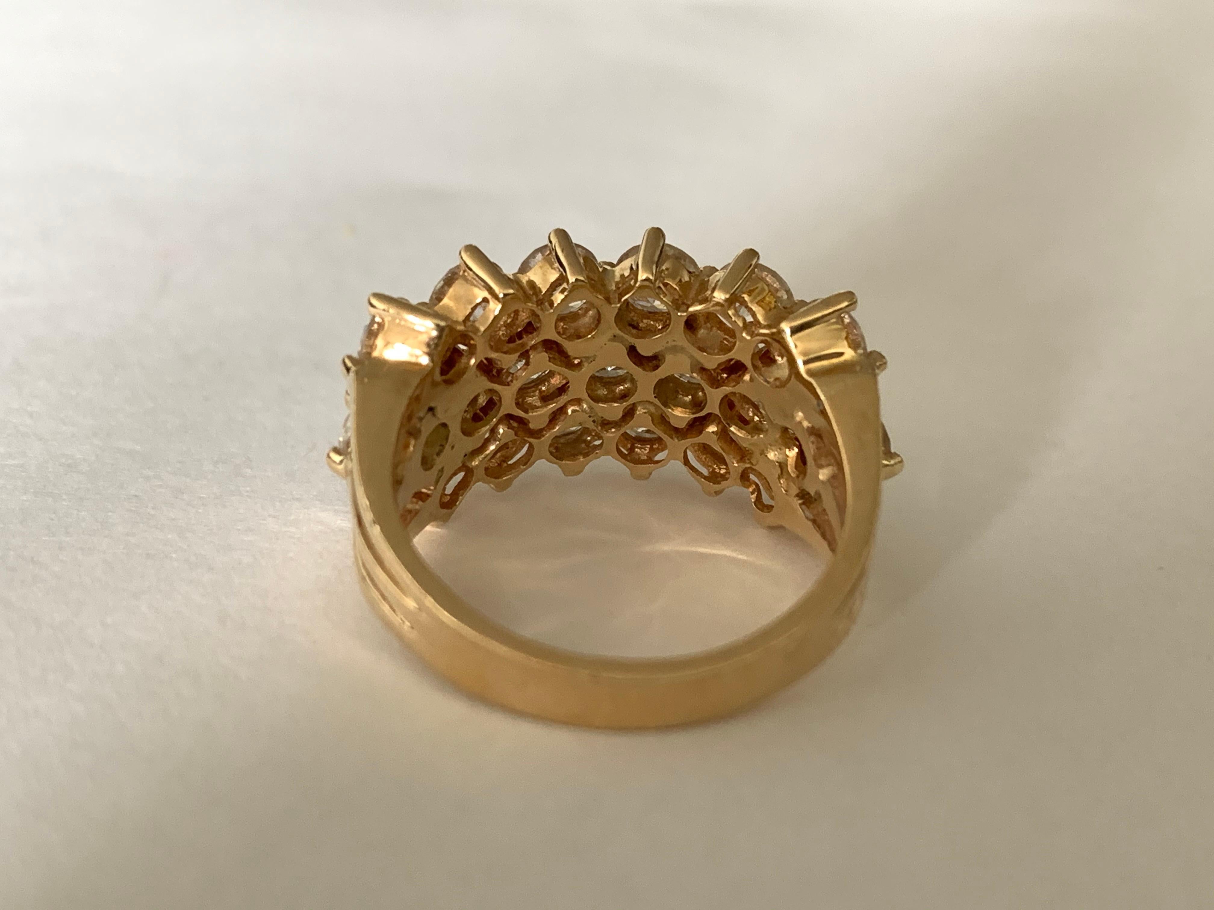 Taille ronde Bague cocktail en or jaune 18 carats et diamants en vente