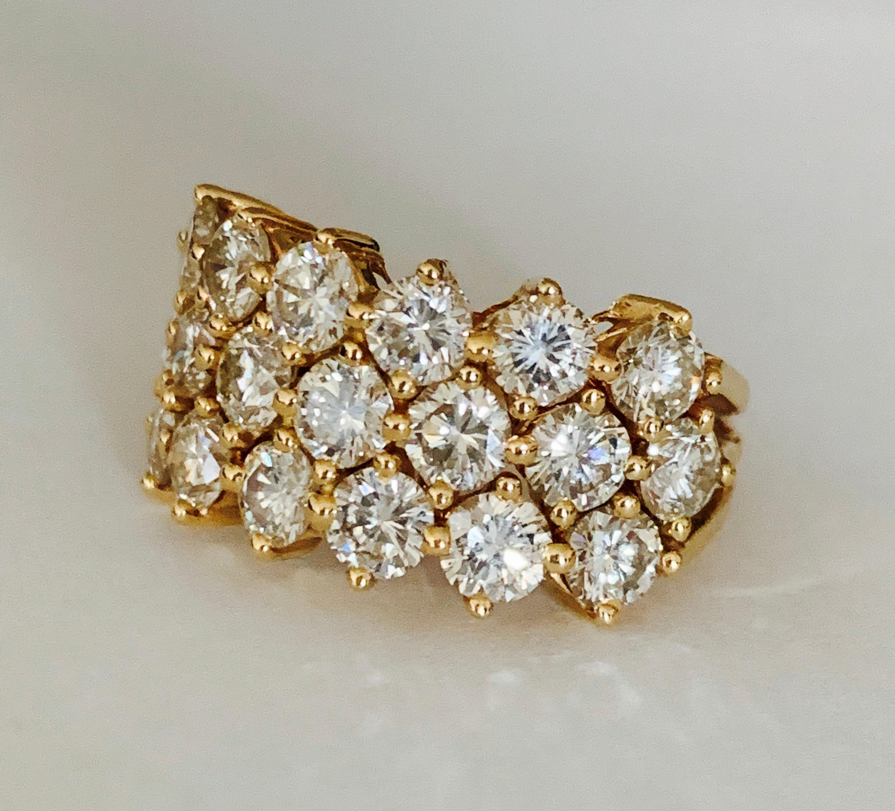 Bague cocktail en or jaune 18 carats et diamants Excellent état - En vente à New York, NY
