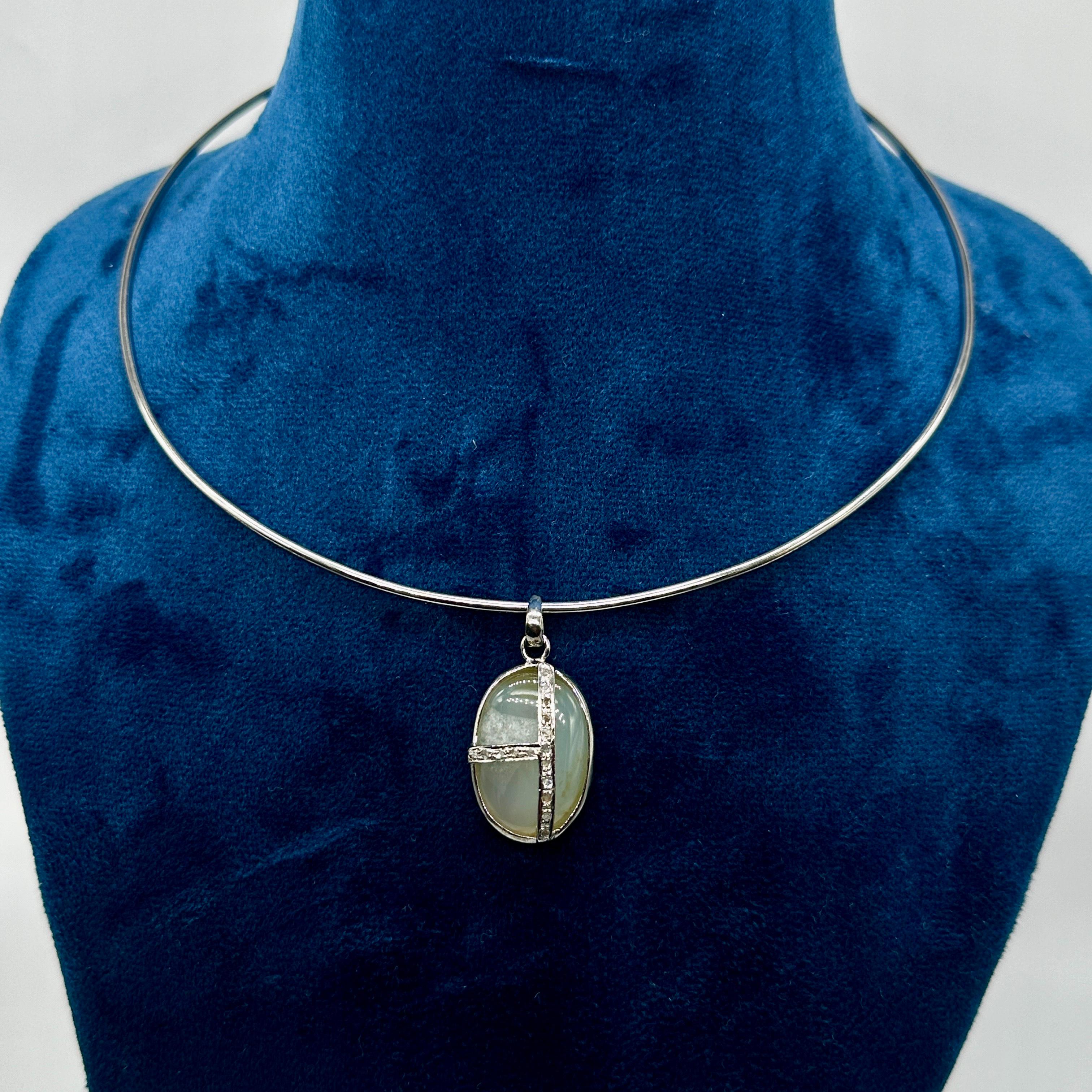 Questa bellissima collana con diamanti scintillanti è una dichiarazione di eleganza e stile.
Questa collana è composta da diamanti taglio rosa e gemme di onice finemente selezionate. L'argento sterling gli conferisce un'elevata lucentezza.  Questa
