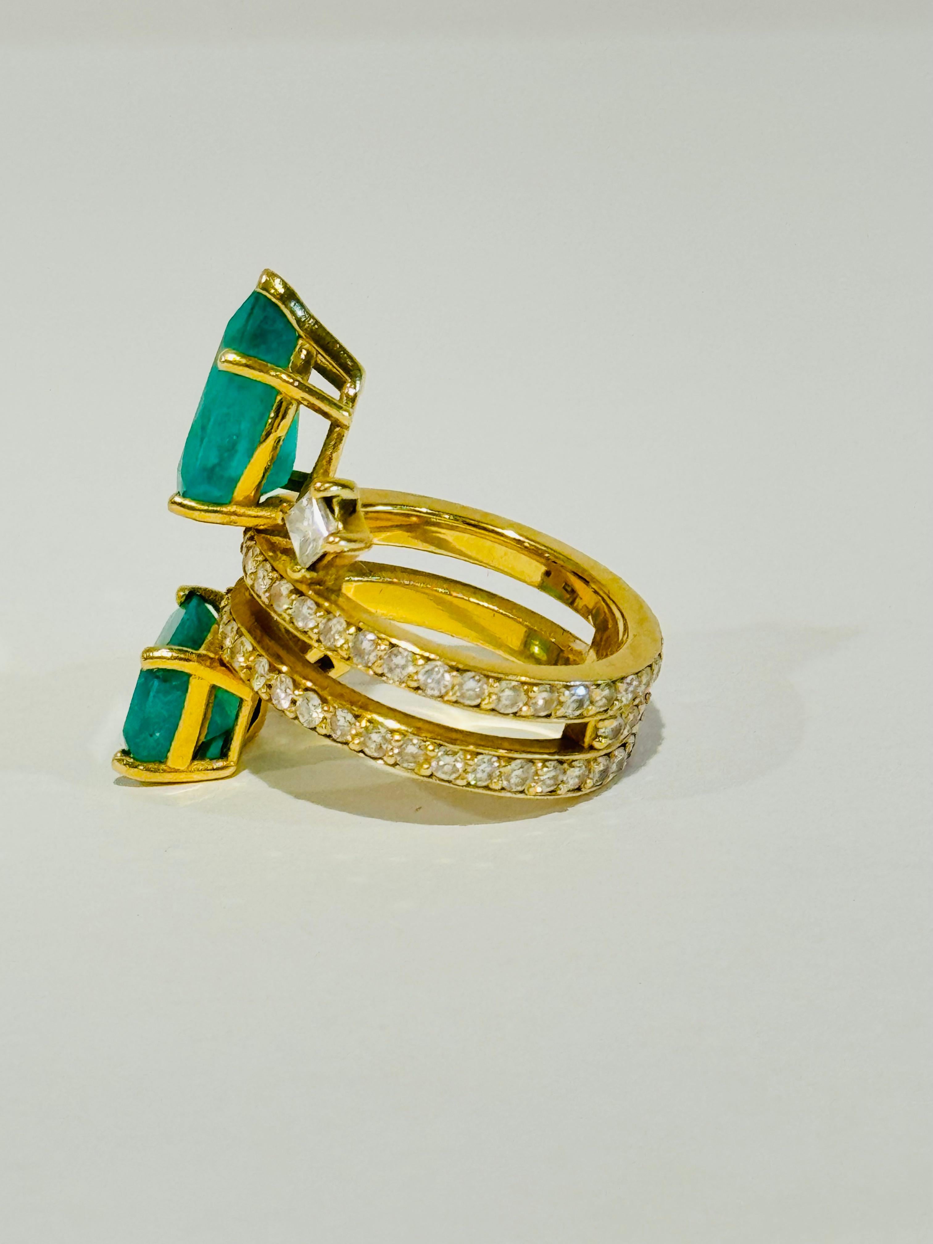 Bague en or jaune 18K
Diamant gravé
Émeraude taille poire (pierre principale) : 3.35 CT Poids 
Info :
Clarté : Transparent ; 
Éclat : Très bon ; 
Couleur : vert bleuté
Émeraude de taille rétangulaire (pierre secondaire) : 2.76 CT Poids
Info :
Clarté