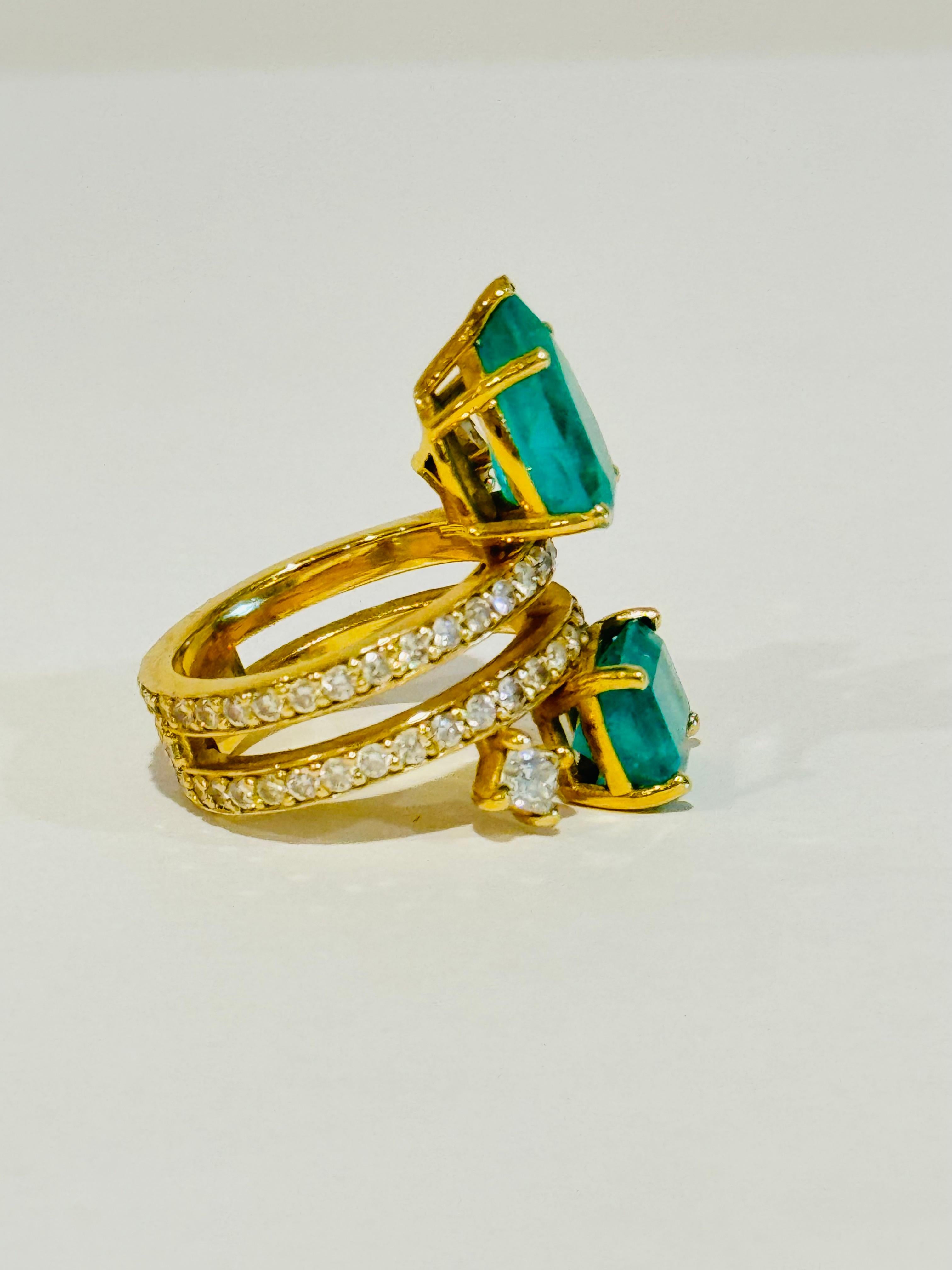 Taille émeraude Bague cocktail en or avec diamants et émeraudes de Colombie en vente