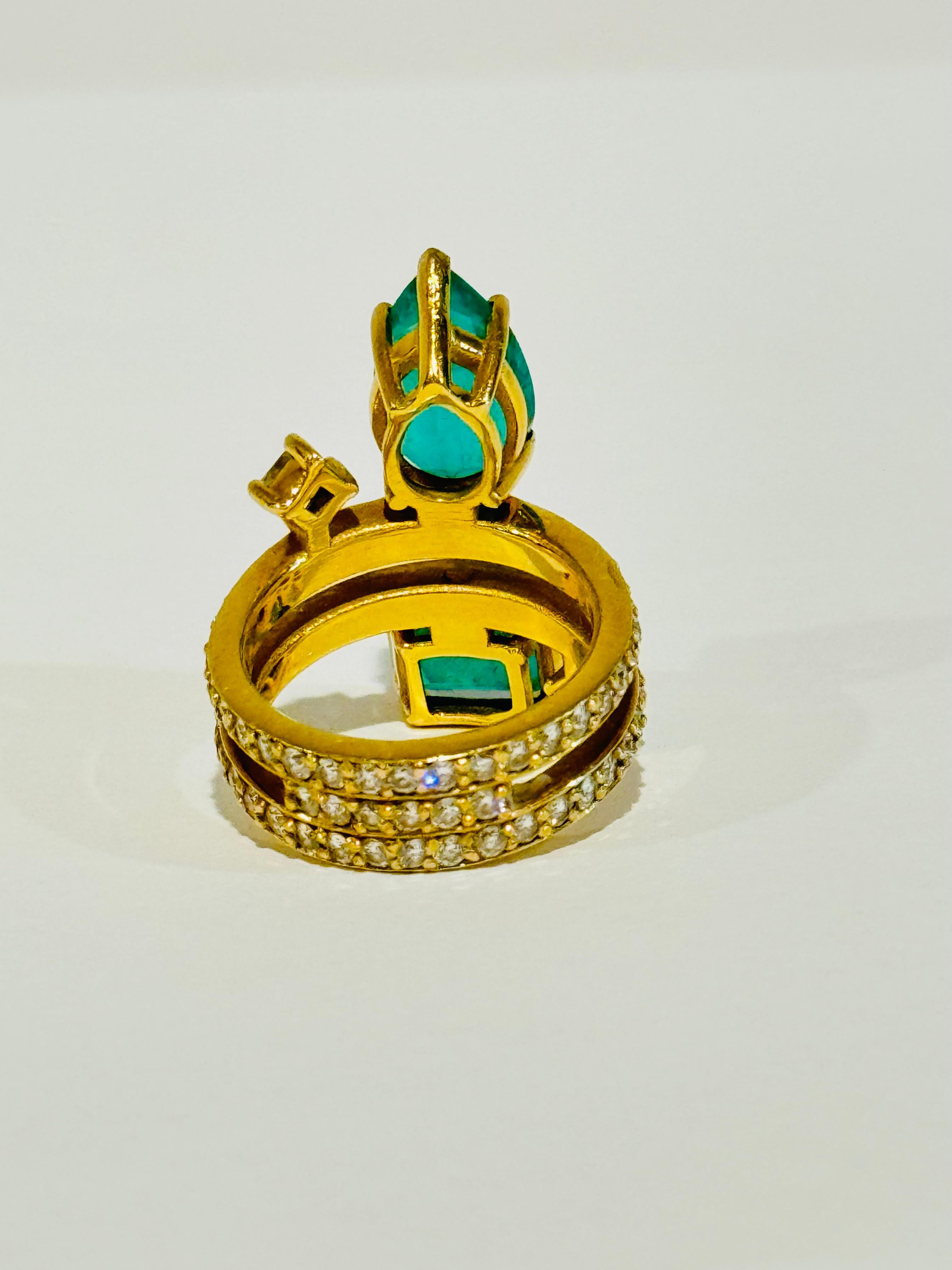 Bague cocktail en or avec diamants et émeraudes de Colombie Neuf - En vente à Studio City, CA