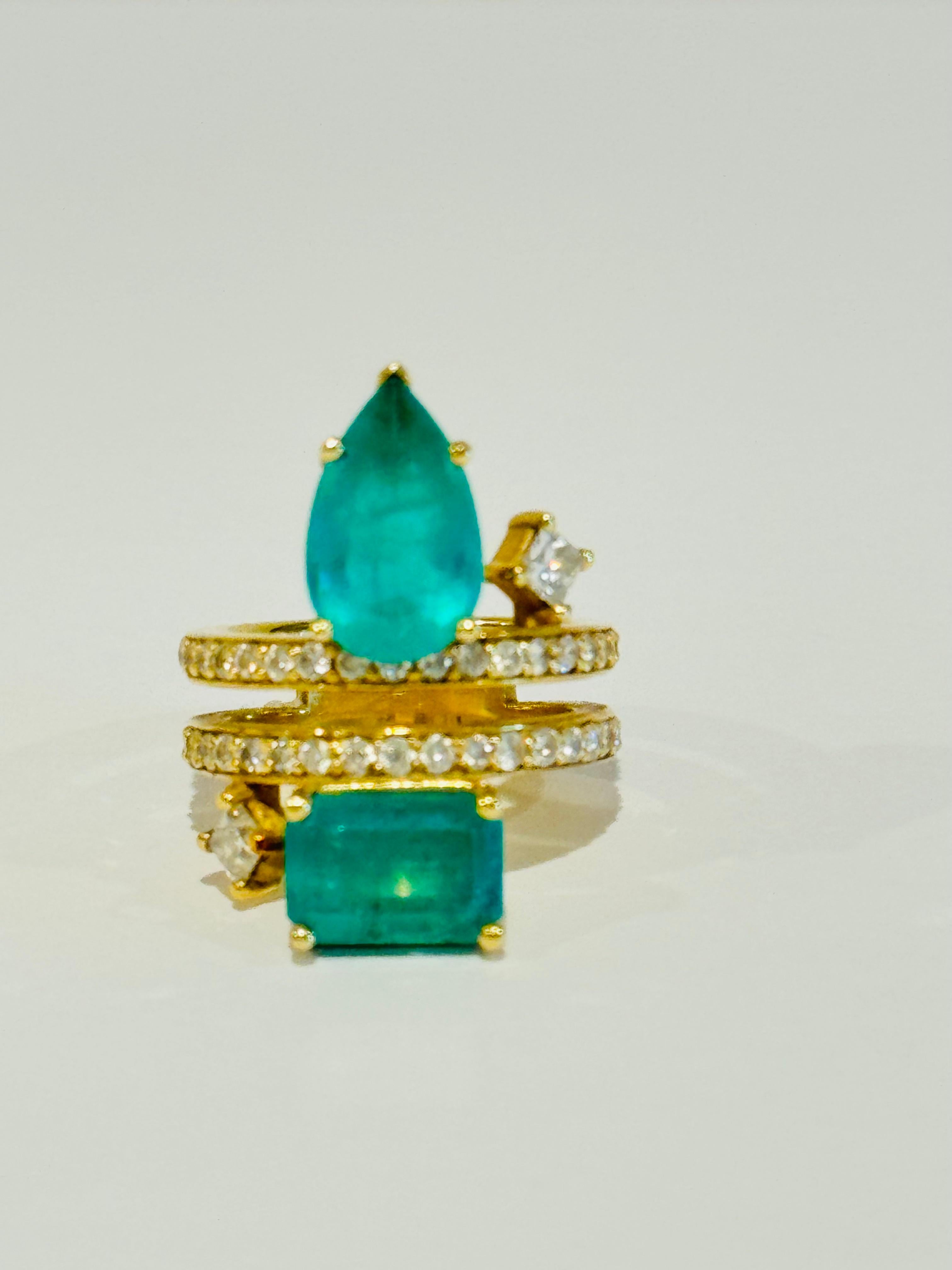 Bague cocktail en or avec diamants et émeraudes de Colombie Unisexe en vente