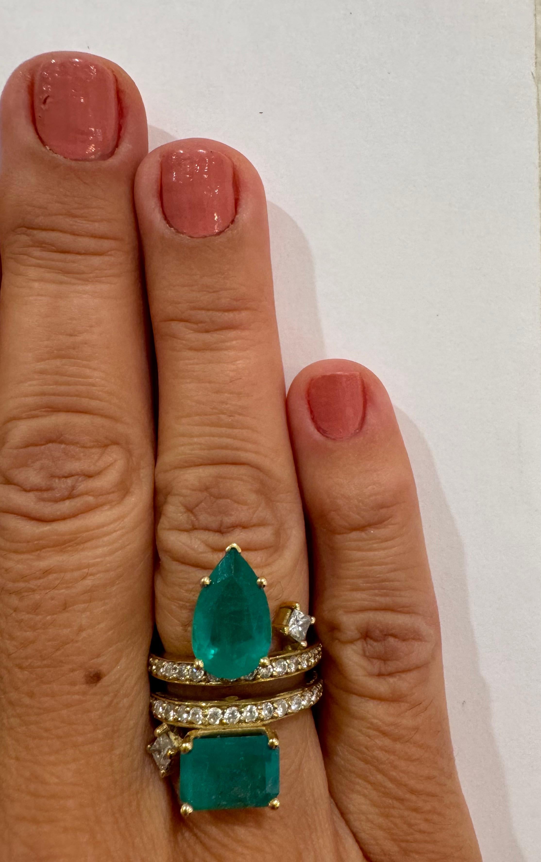 Bague cocktail en or avec diamants et émeraudes de Colombie en vente 1