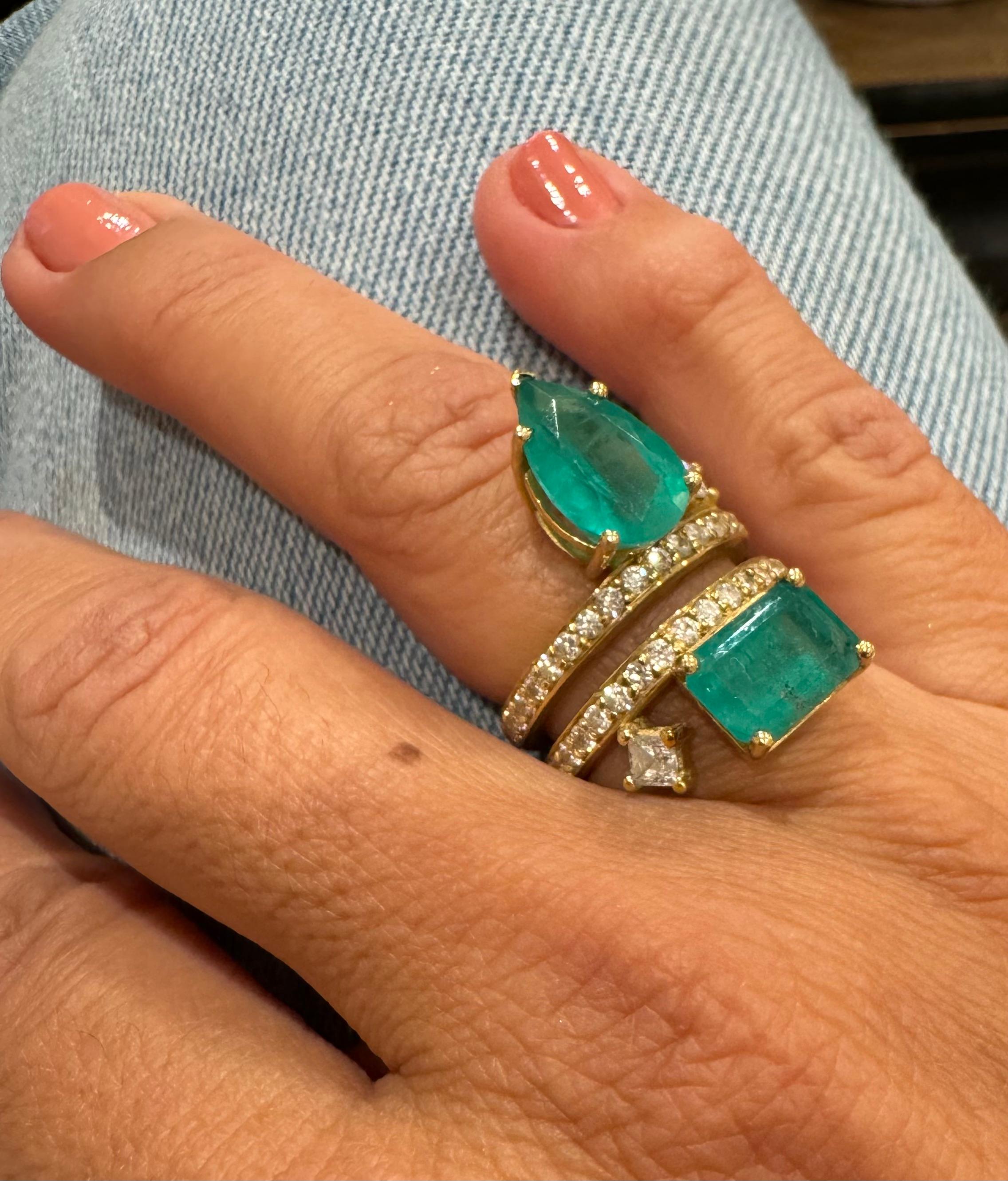 Bague cocktail en or avec diamants et émeraudes de Colombie en vente 2