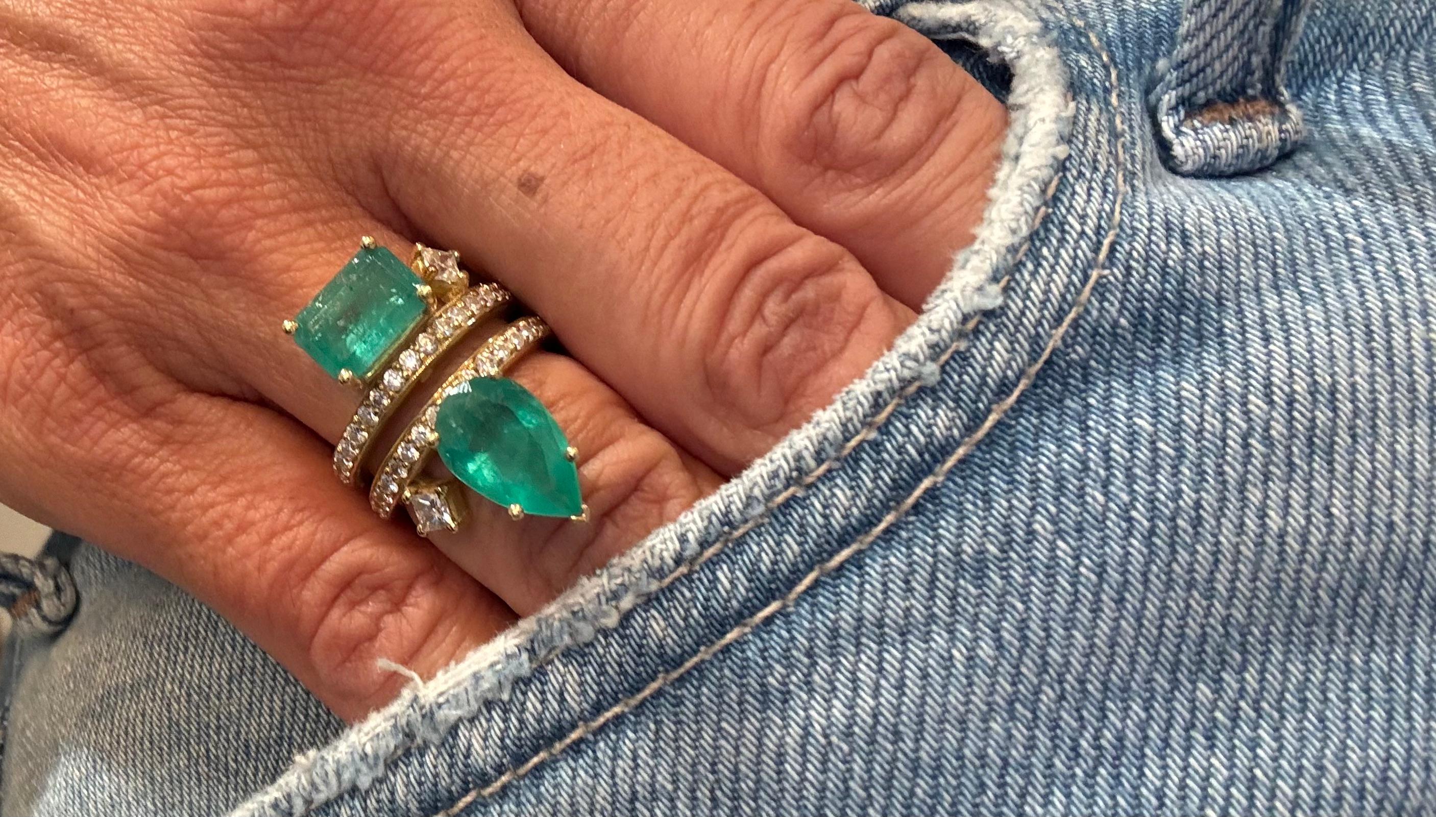 Bague cocktail en or avec diamants et émeraudes de Colombie en vente 3