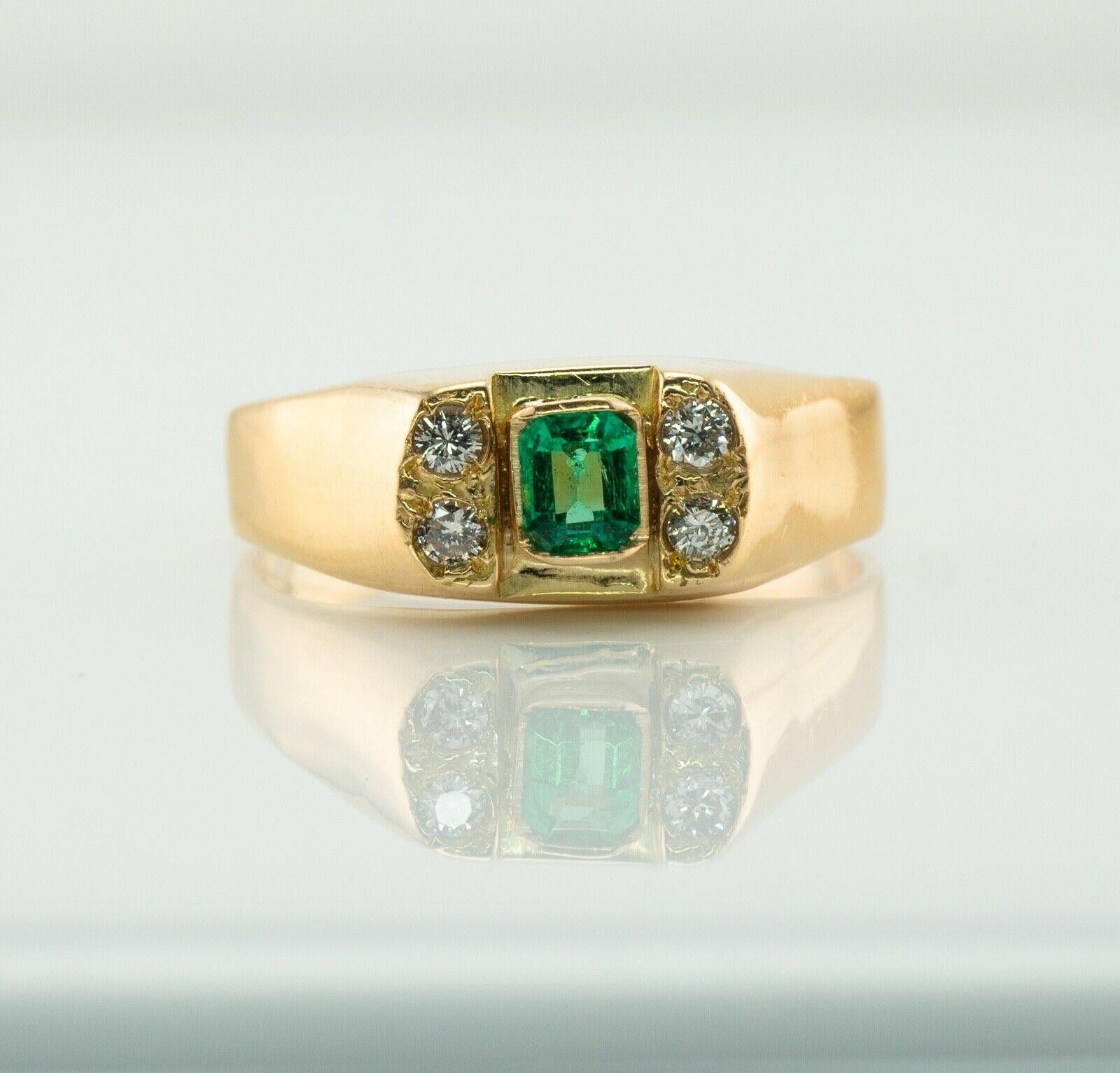 Anillo Esmeralda Colombiana Diamante Natural Oro 18K

Este anillo vintage está fabricado en oro amarillo macizo de 18 quilates. 
La esmeralda colombiana natural central mide 4x3 mm (0,25 quilates). 
Esta gema de alta calidad es muy limpia, de gran