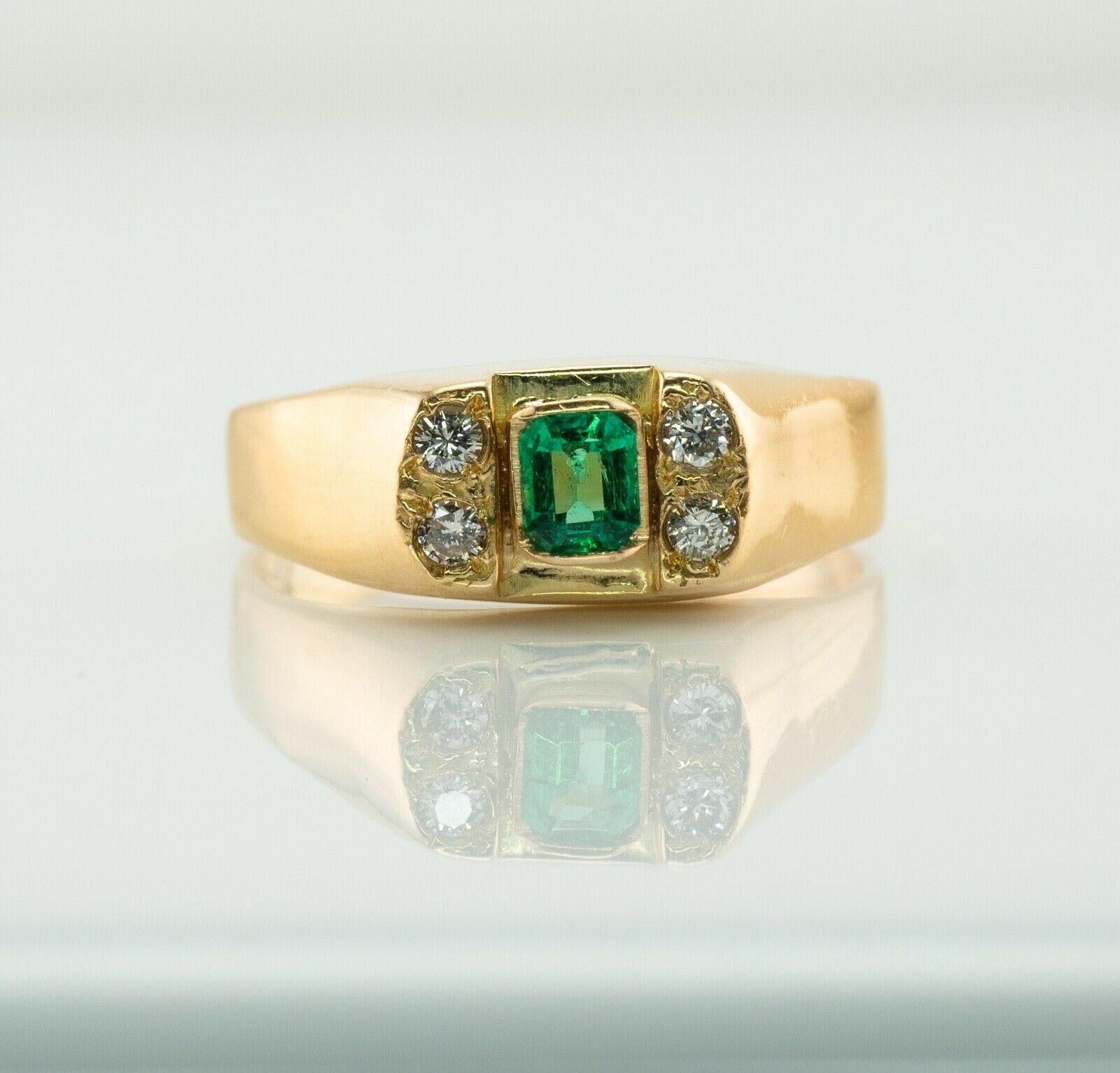 Cette bague vintage est réalisée en or jaune 18 carats massif. L'émeraude colombienne naturelle au centre mesure 4 x 3 mm (0,25 carat). Cette gemme de haute qualité est très propre, d'une grande intensité et d'une forte brillance. Quatre diamants