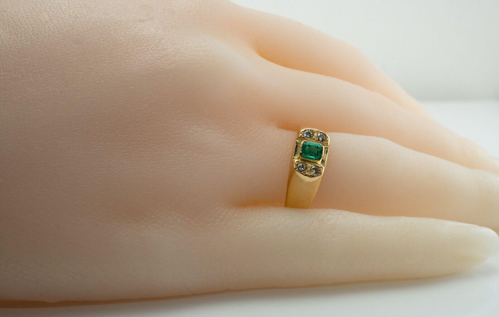 Diamond Colombian Emerald Ring 18K Gold Band In Good Condition For Sale In East Brunswick, NJ