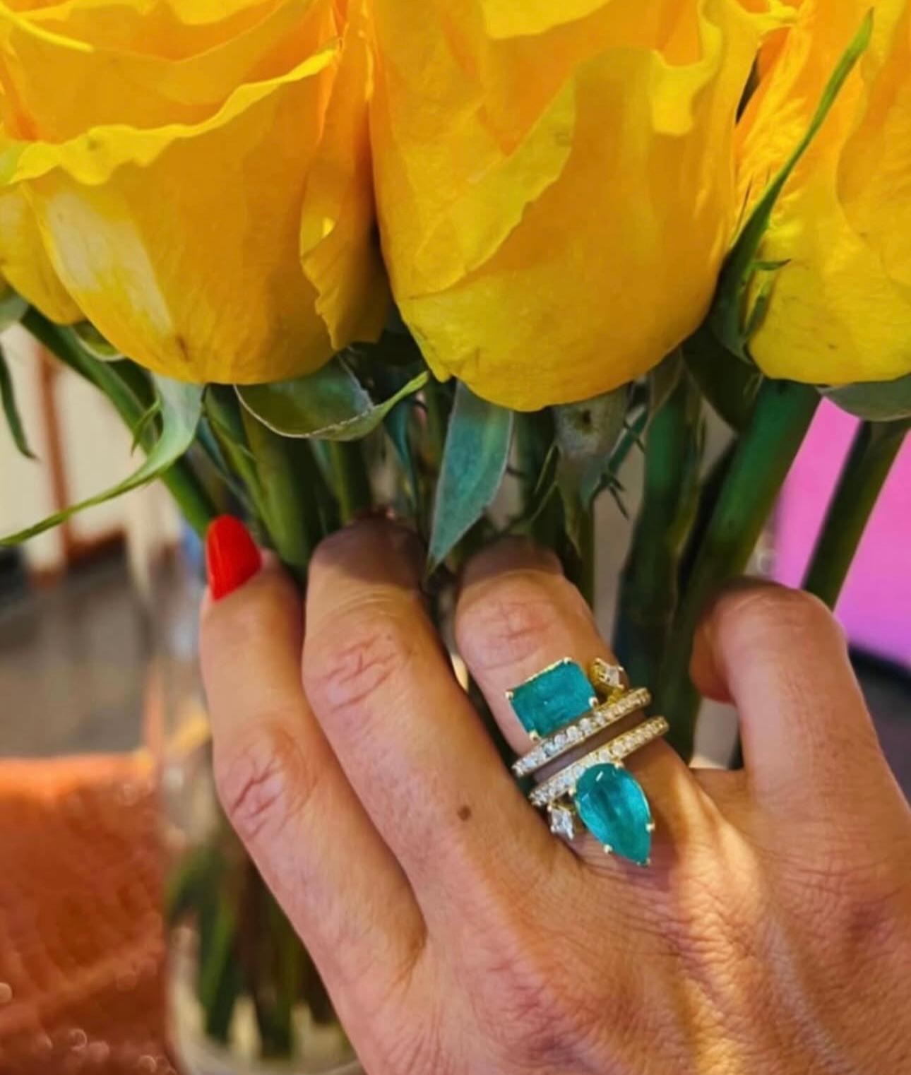 Anillo de Cóctel de Oro con Diamantes y Esmeraldas Colombianas en venta 3