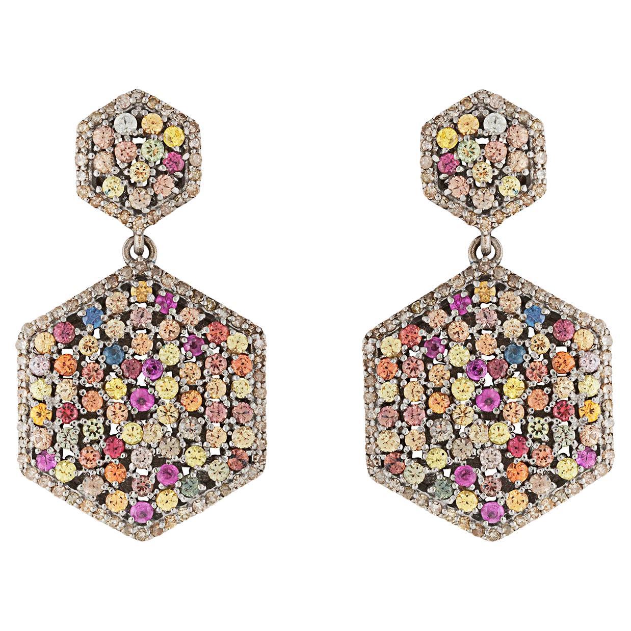 Boucles d'oreilles pendantes en diamant et saphir coloré en vente