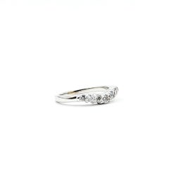 Anillo de banda con contorno de diamantes en oro blanco de 14k